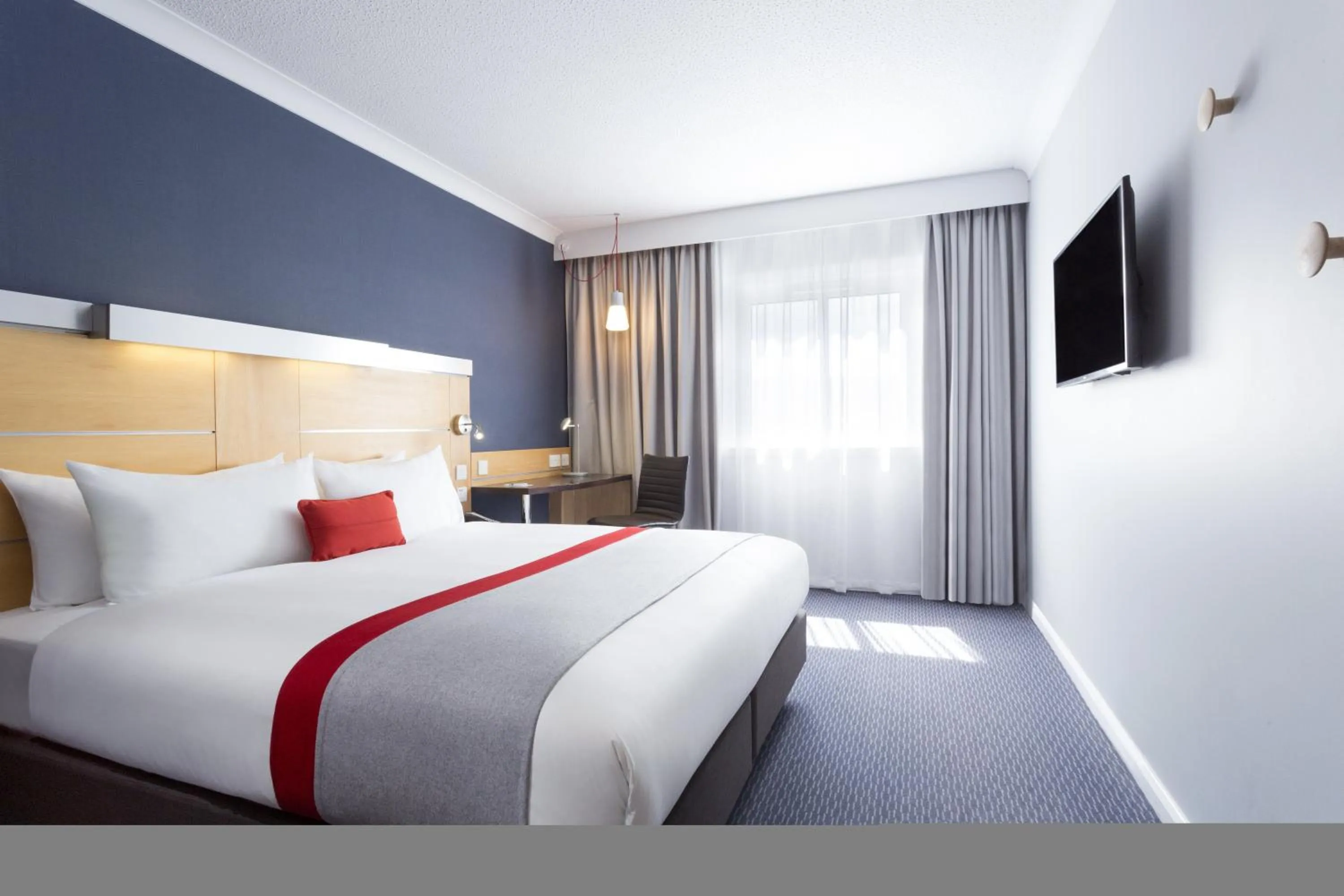 Photo of the whole room, Bed in Holiday Inn Express Southwark by IHG