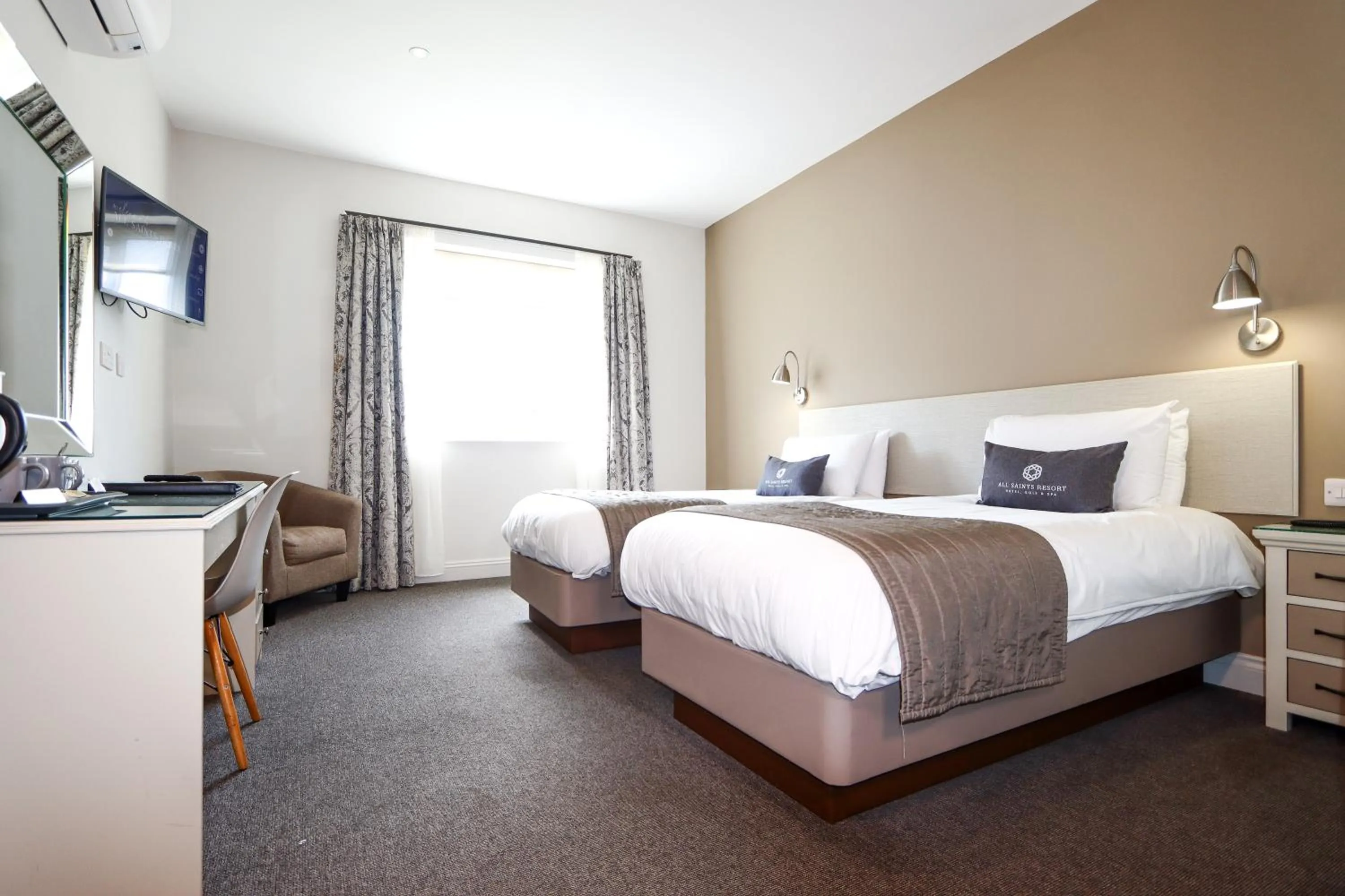 Bedroom, Bed in All Saints Resort