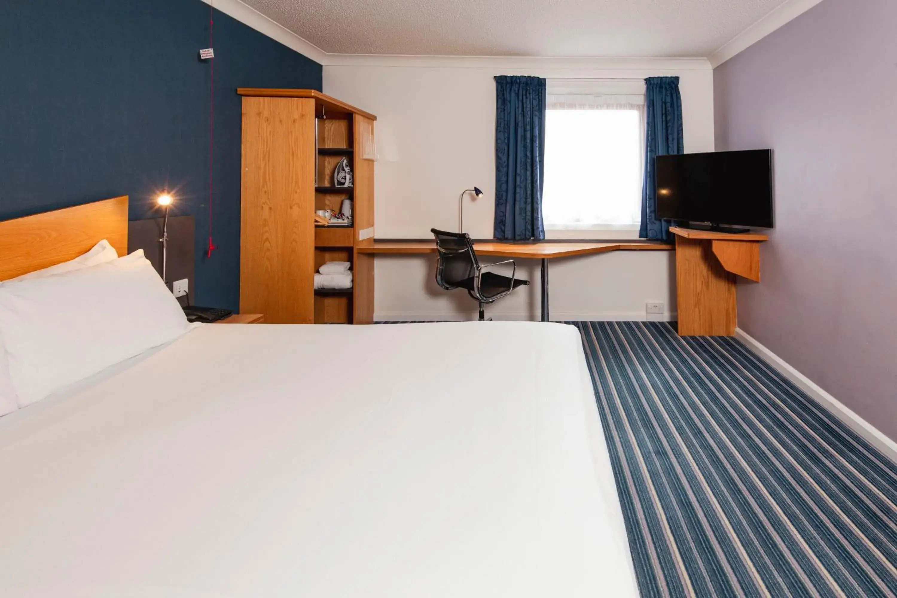 Double Room with Free Hot Breakfast - Accessible in Holiday Inn Express London Chingford by IHG Double Room with Free Hot Breakfast - Accessible in Holiday Inn Express London Chingford by IHG