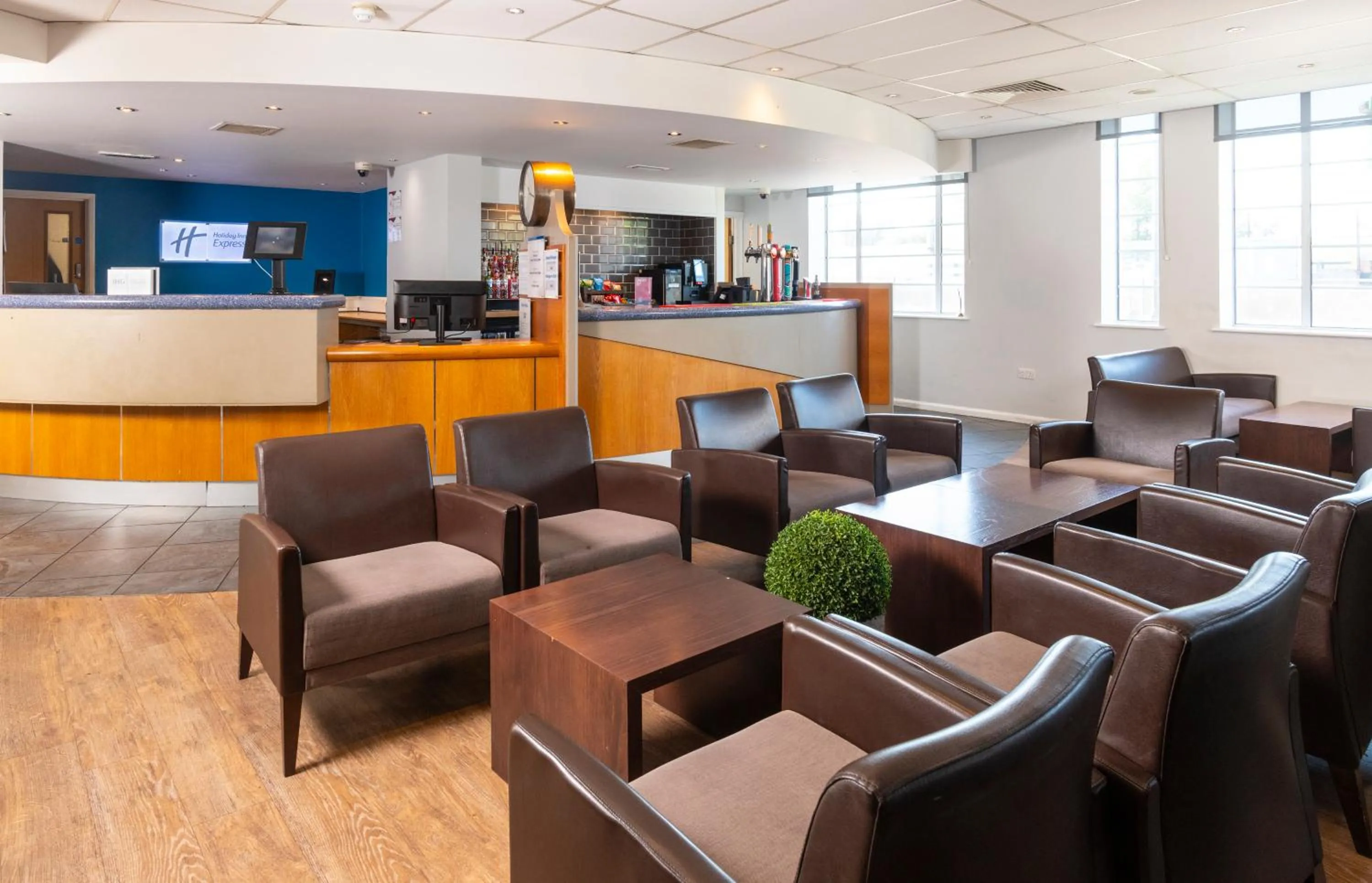 Lounge or bar in Holiday Inn Express London Chingford by IHG