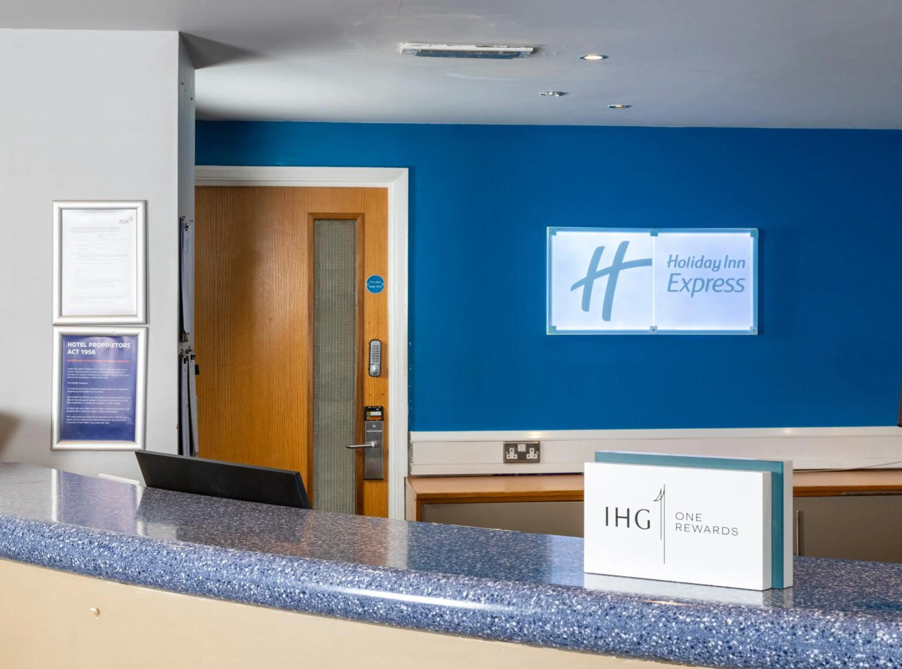 Lobby or reception in Holiday Inn Express London Chingford by IHG