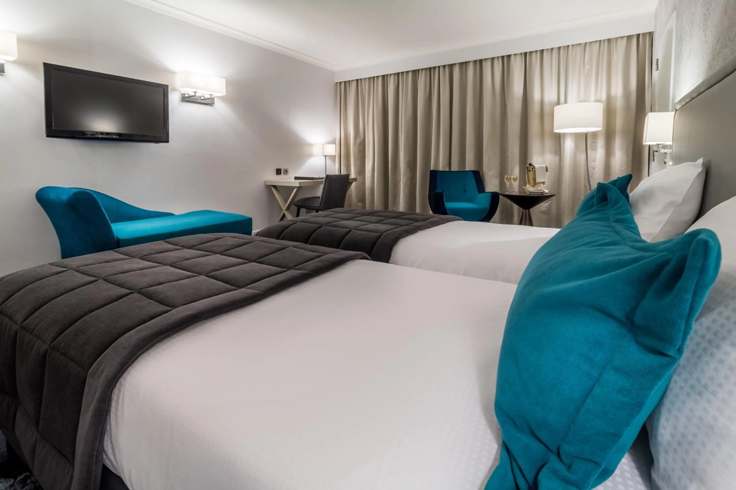 Photo of the whole room, Bed in Martin's Château Du Lac