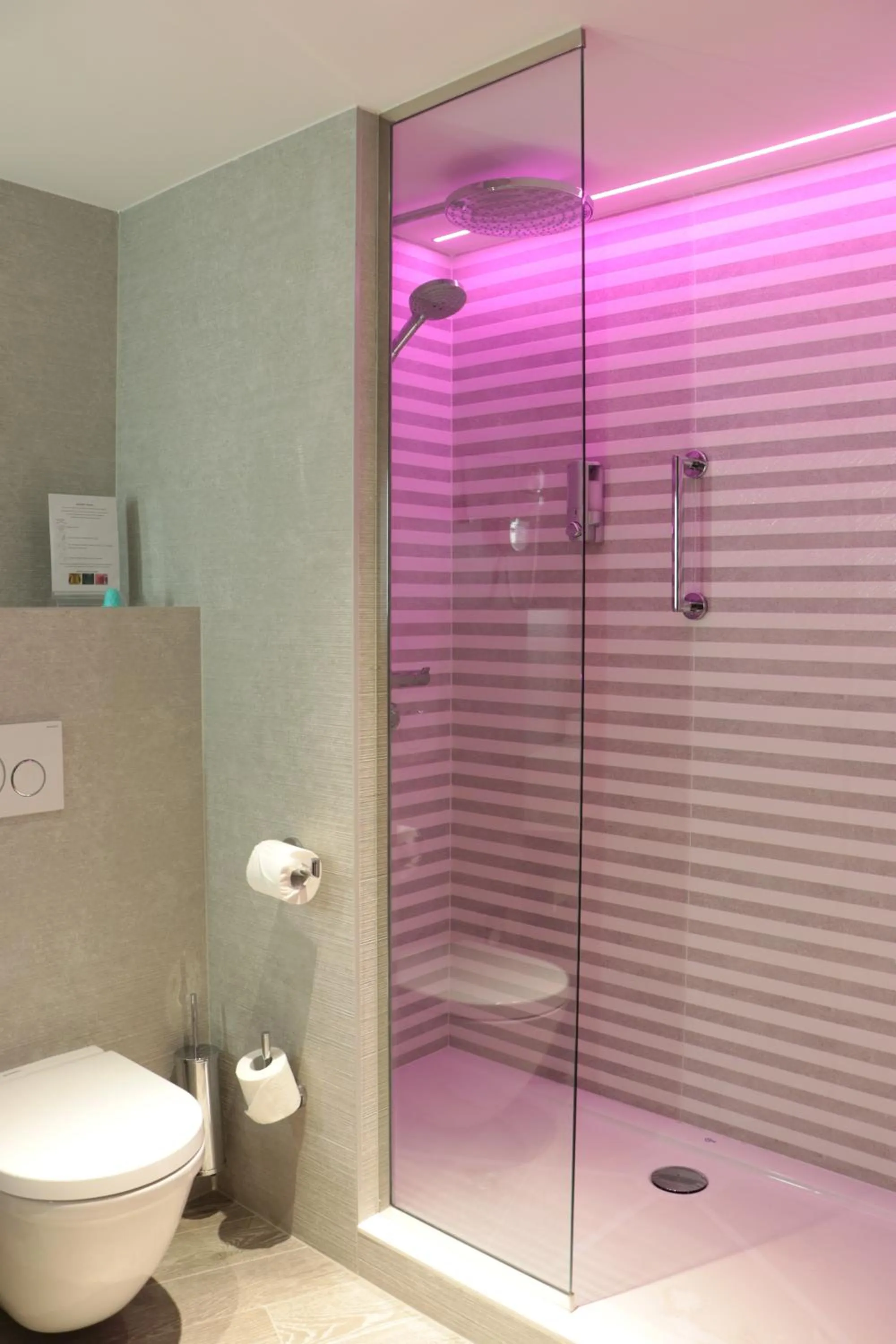 Shower in Martin's Château Du Lac