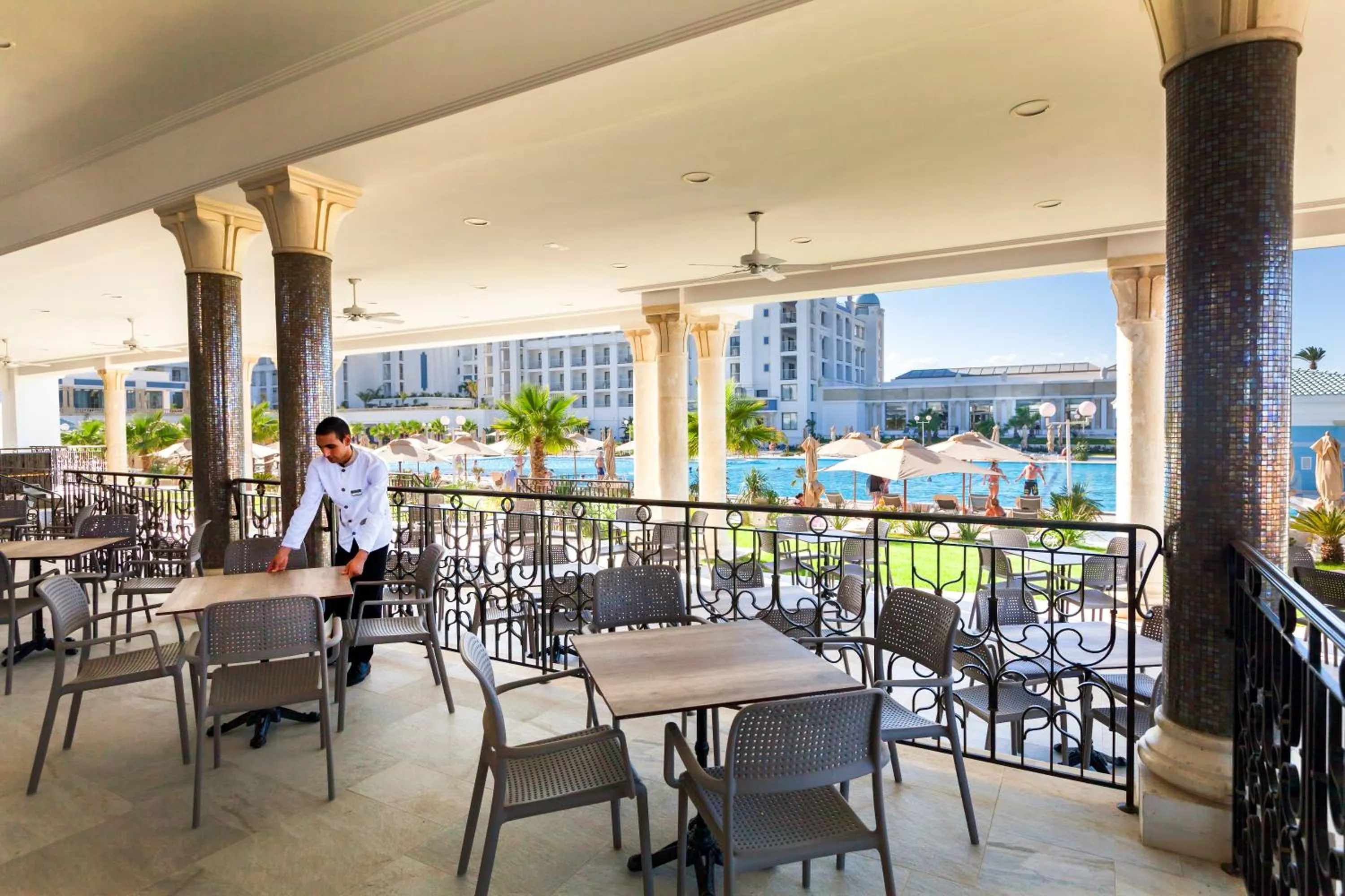 Restaurant/places to eat in Concorde Green Park Palace