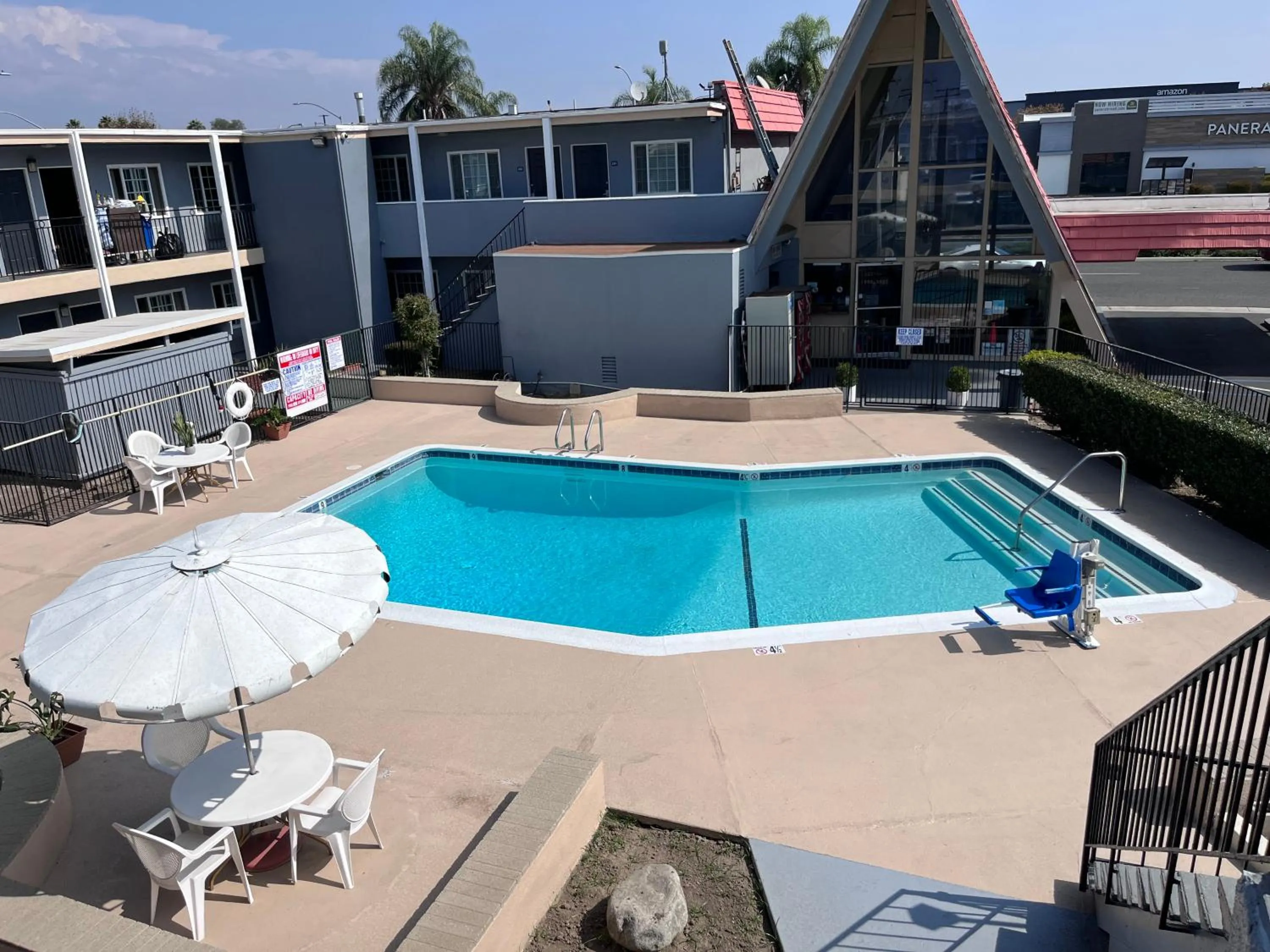 Swimming pool in Willow Tree Lodge