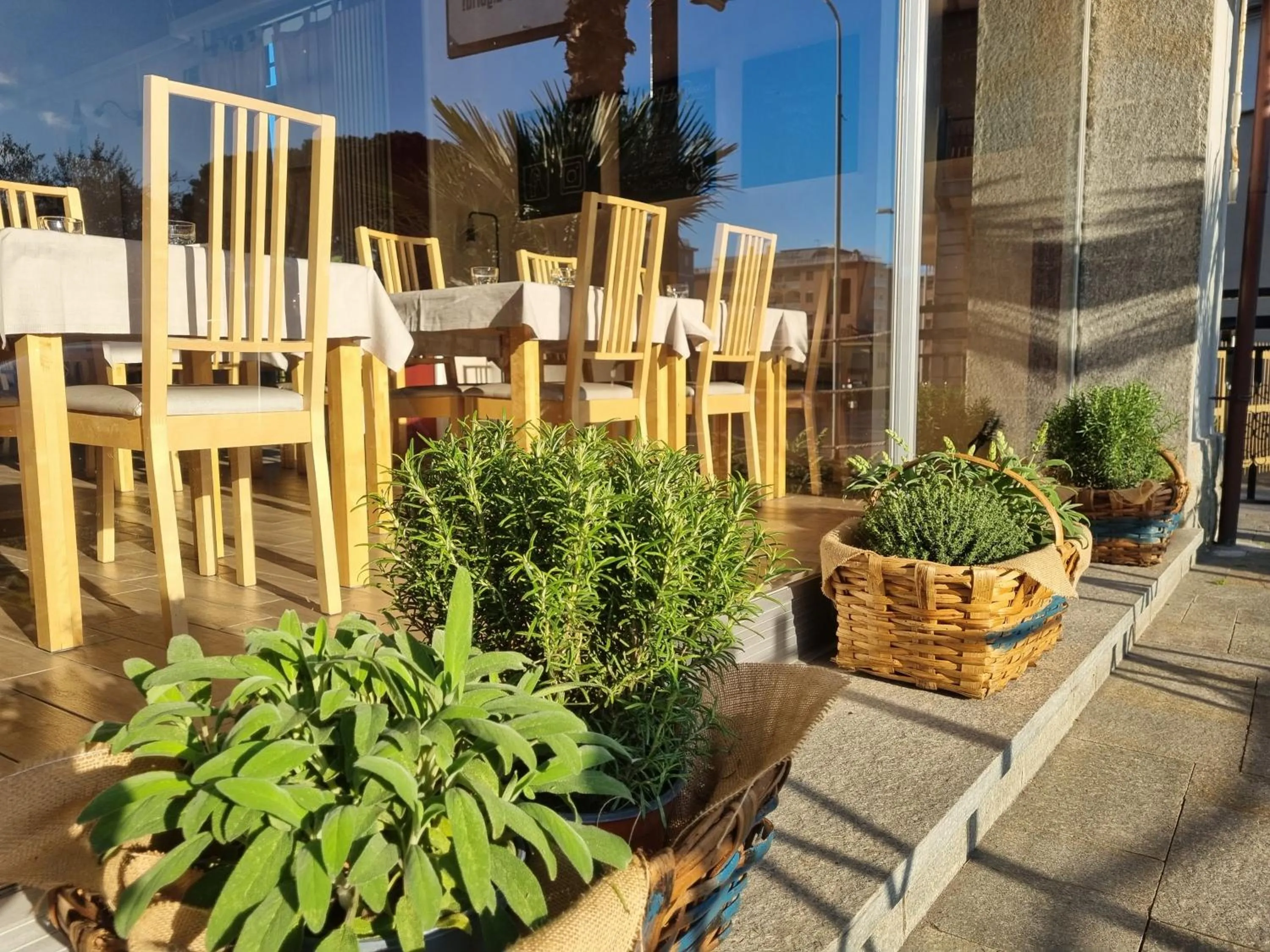 Restaurant/places to eat in Residence La Palma