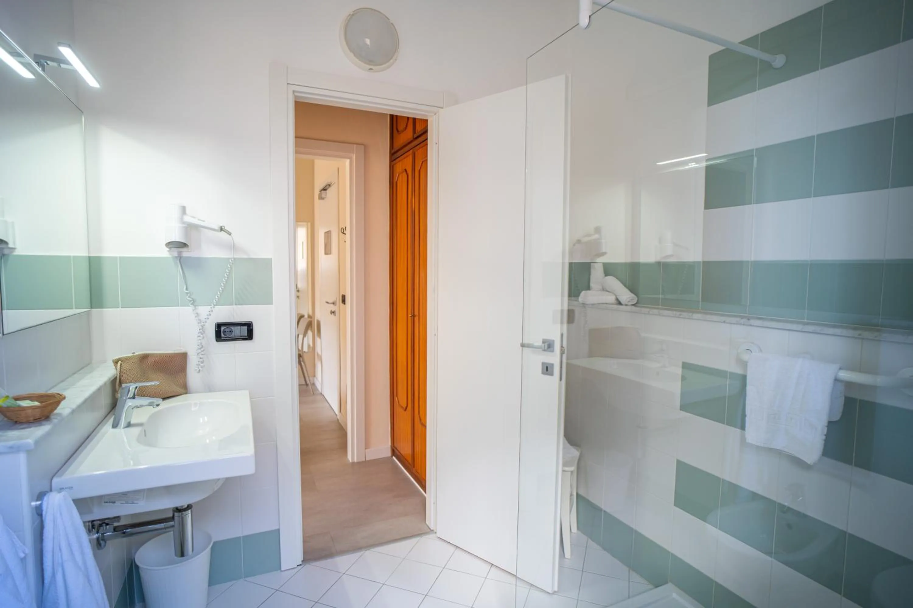 Shower, Bed in Residence La Palma