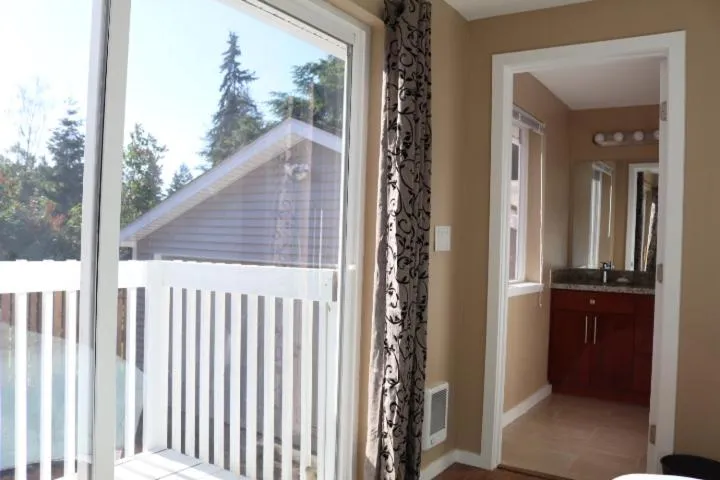 Balcony/Terrace in Quiet, clean and comfortable room