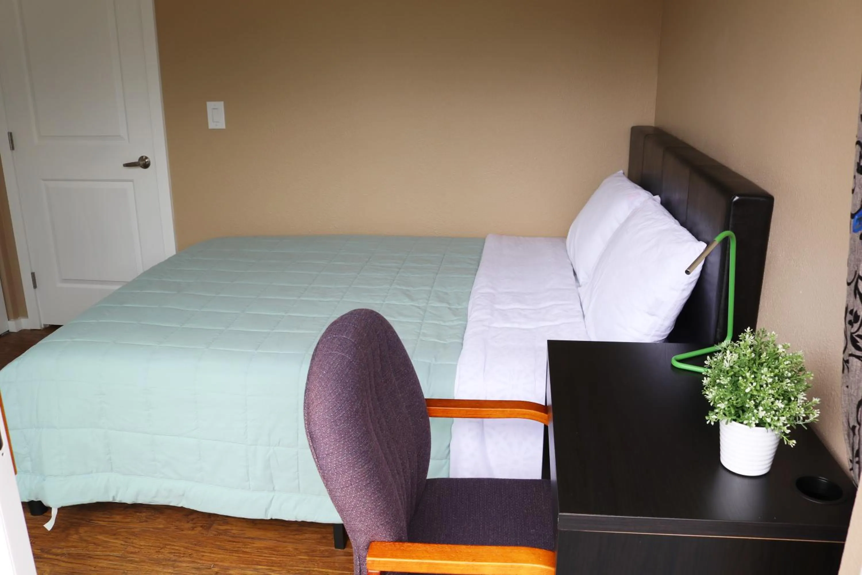 People, Bed in Quiet, clean and comfortable room