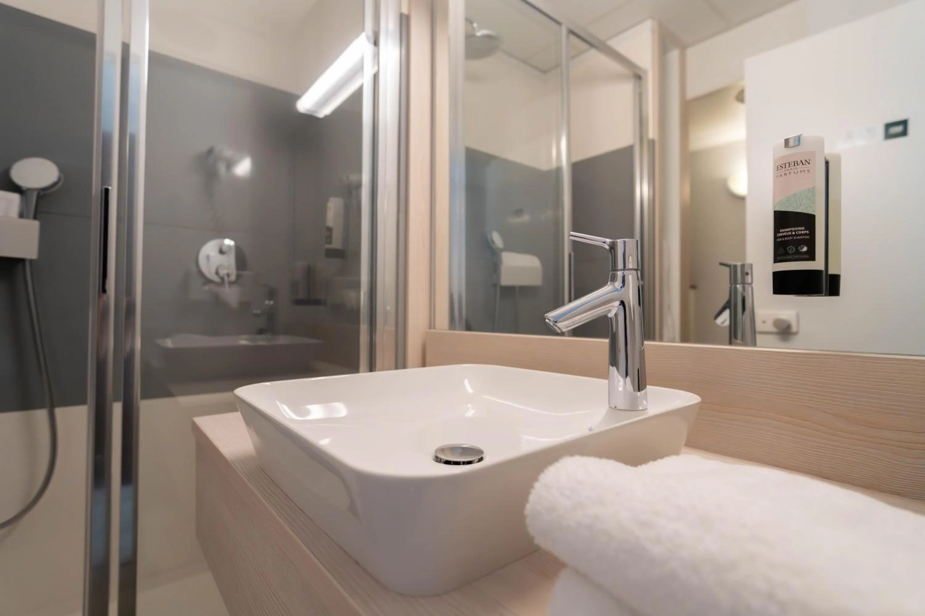 Shower in Logis Hotel L'Embarcadère