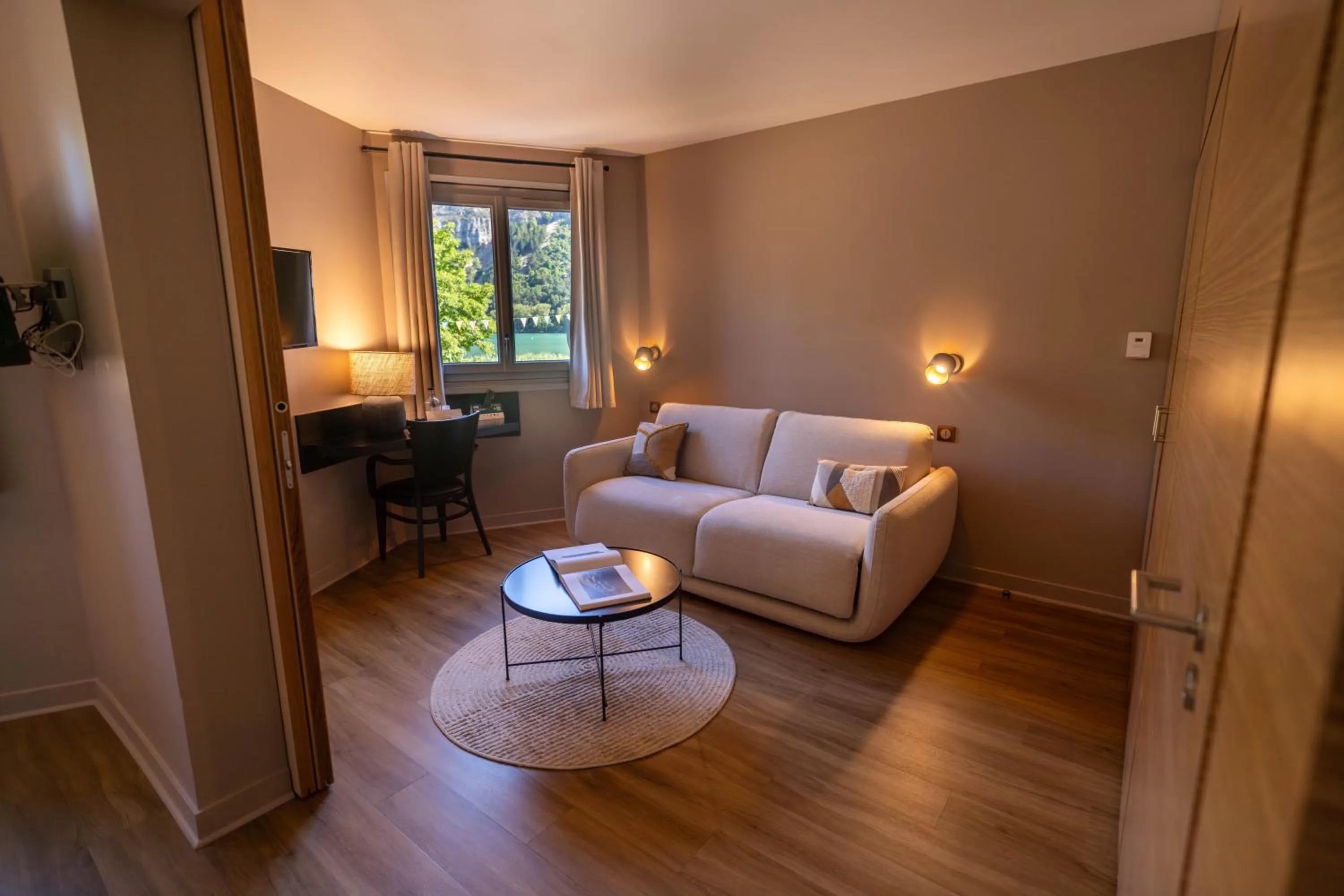 Living room in Logis Hotel L'Embarcadère