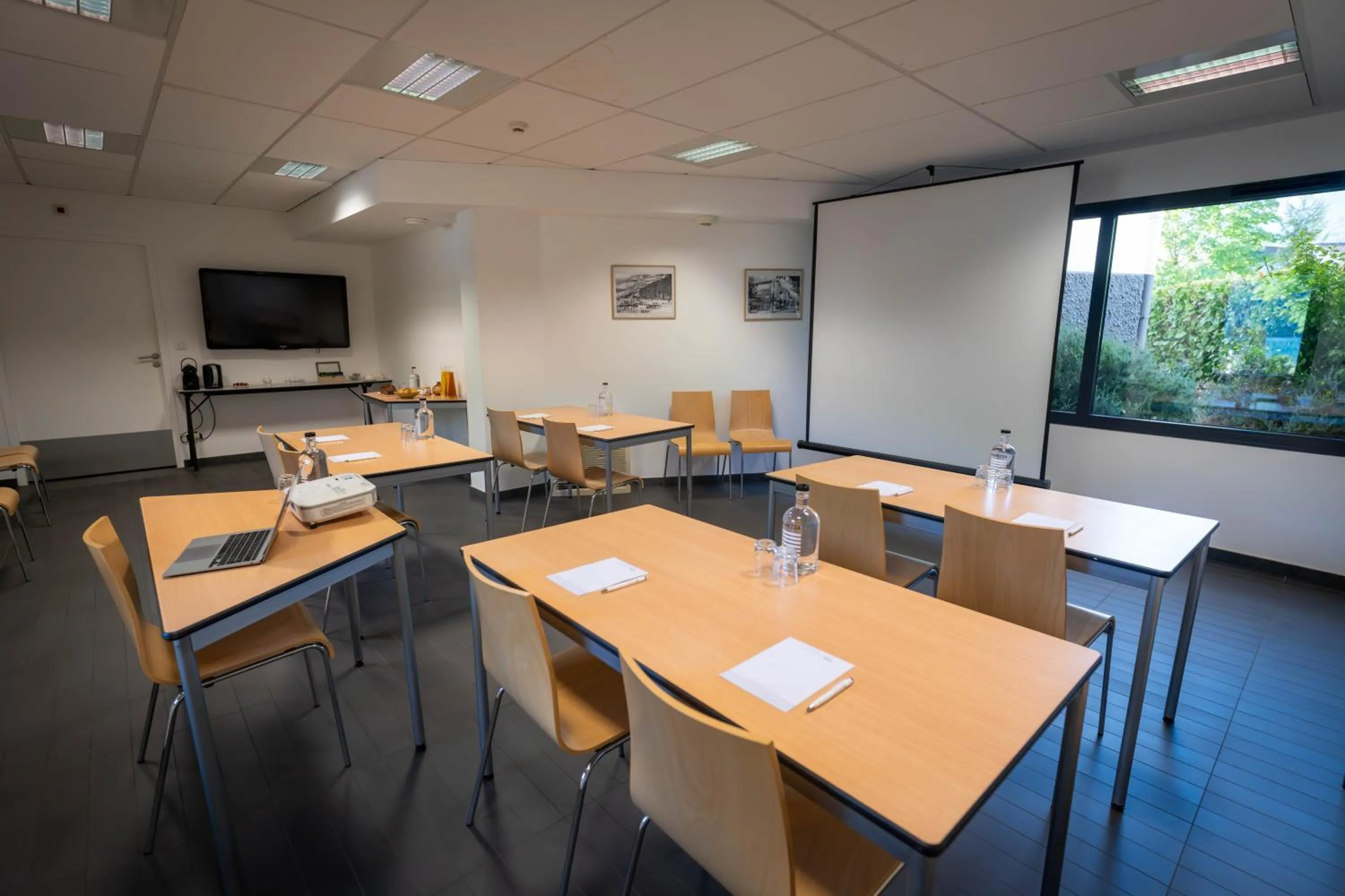 Meeting/conference room in Logis Hotel L'Embarcadère