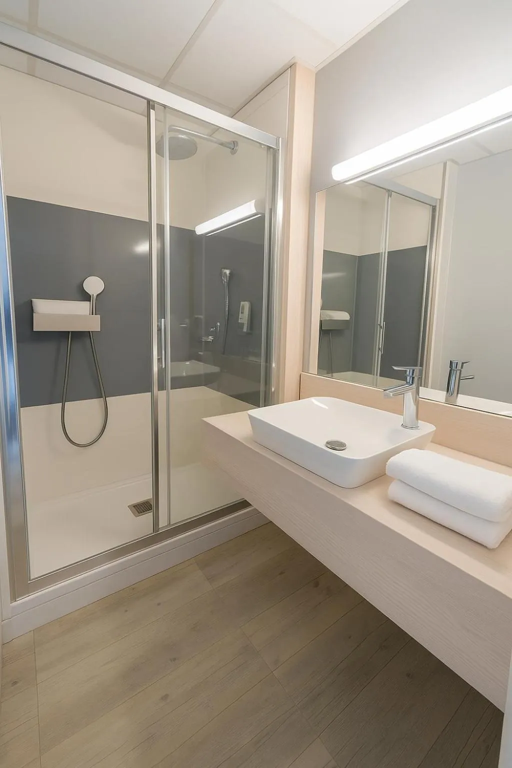 Shower in Logis Hotel L'Embarcadère