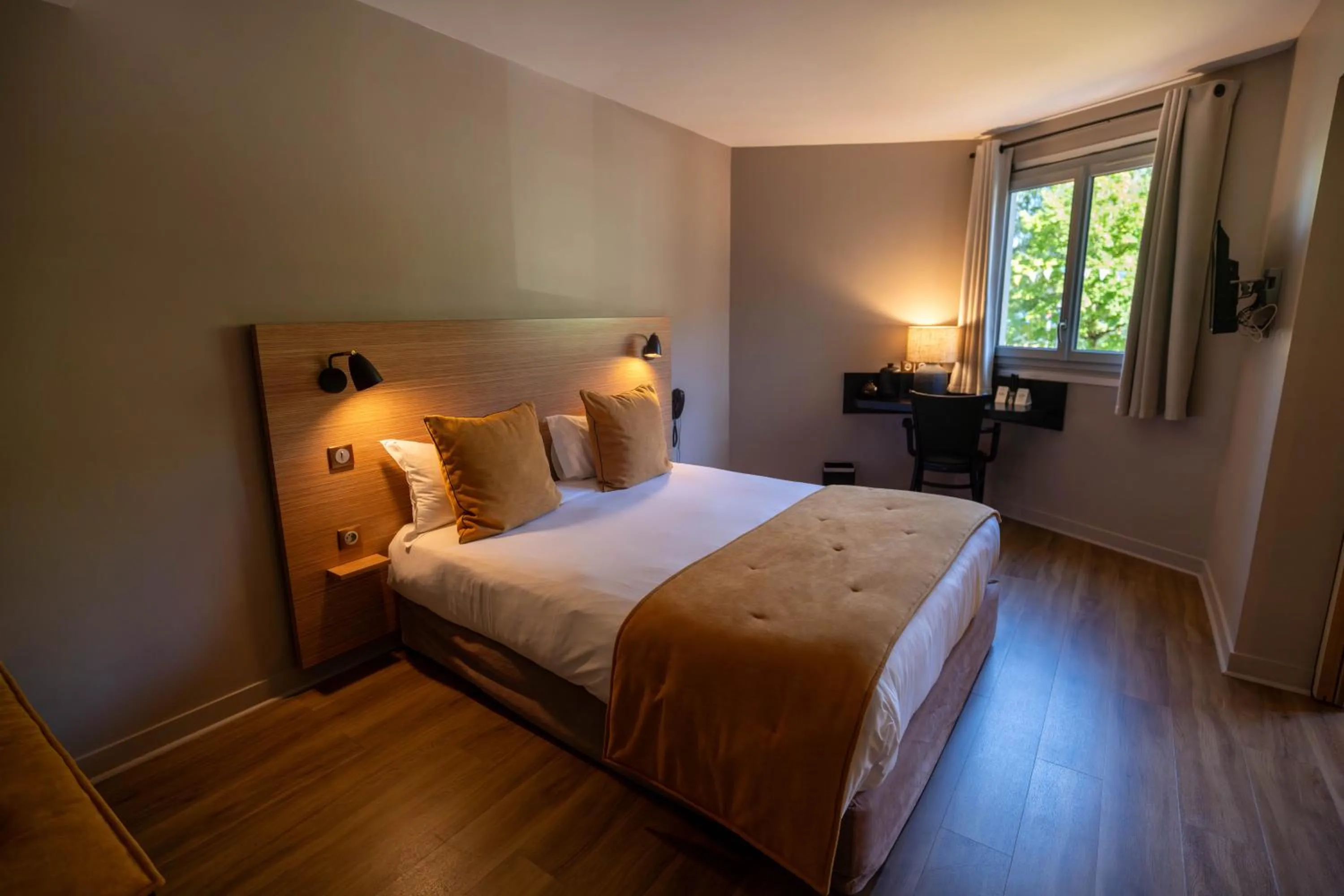 Bed in Logis Hotel L'Embarcadère