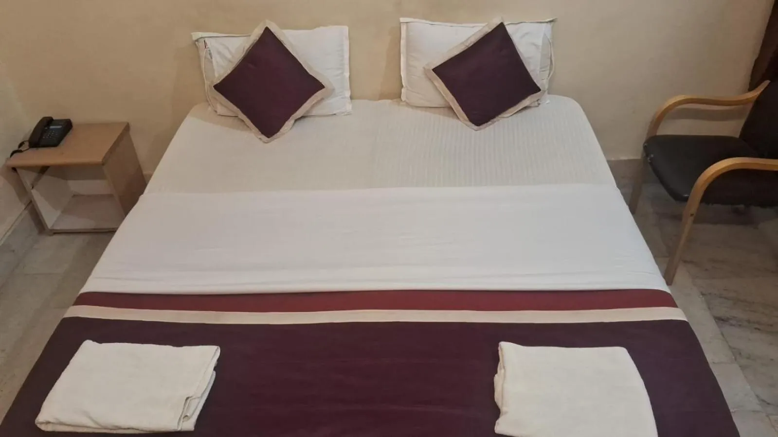 Bed in KSTDC Hotel Mayura Chalukya, Badami
