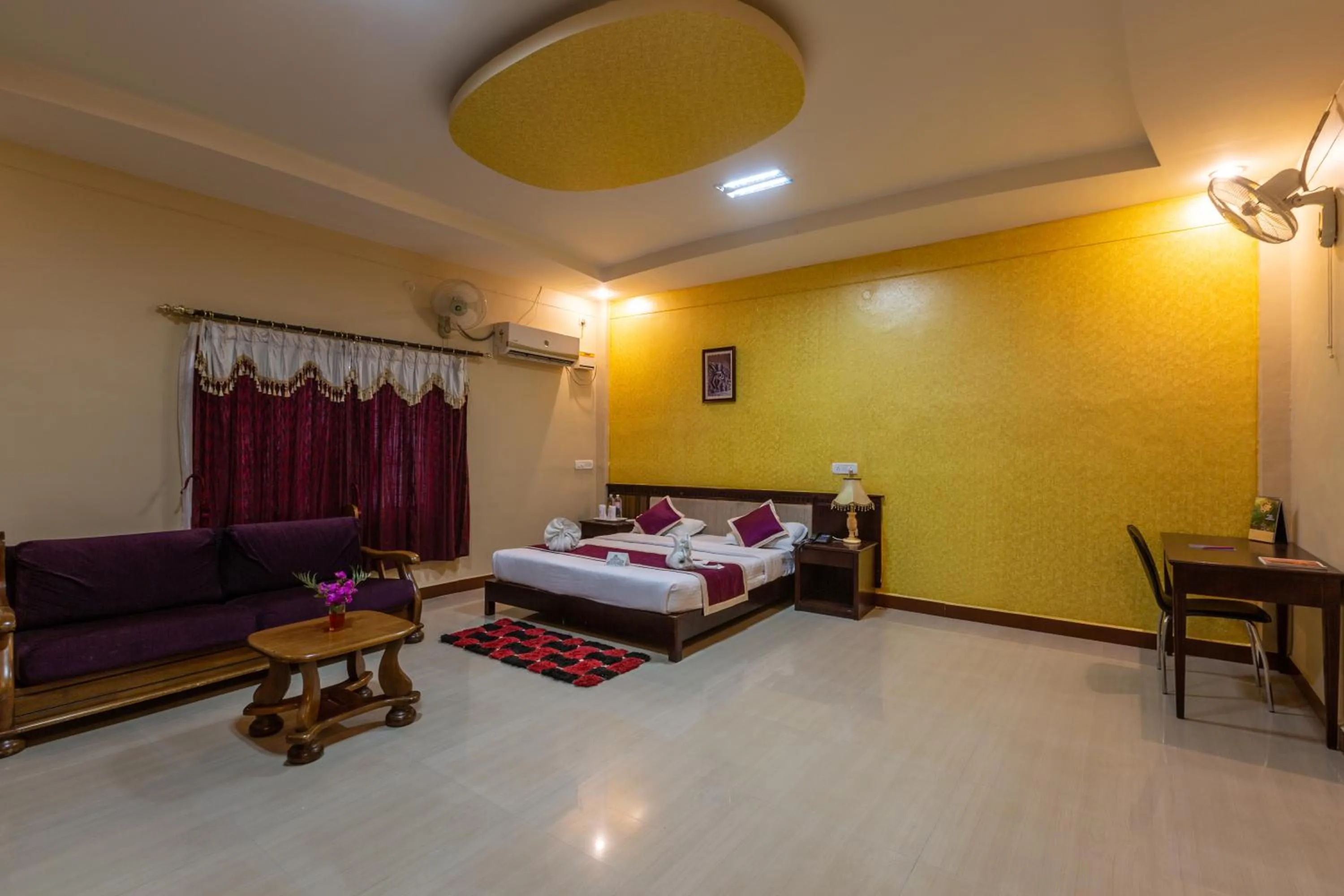 Bed in KSTDC Hotel Mayura Chalukya, Badami