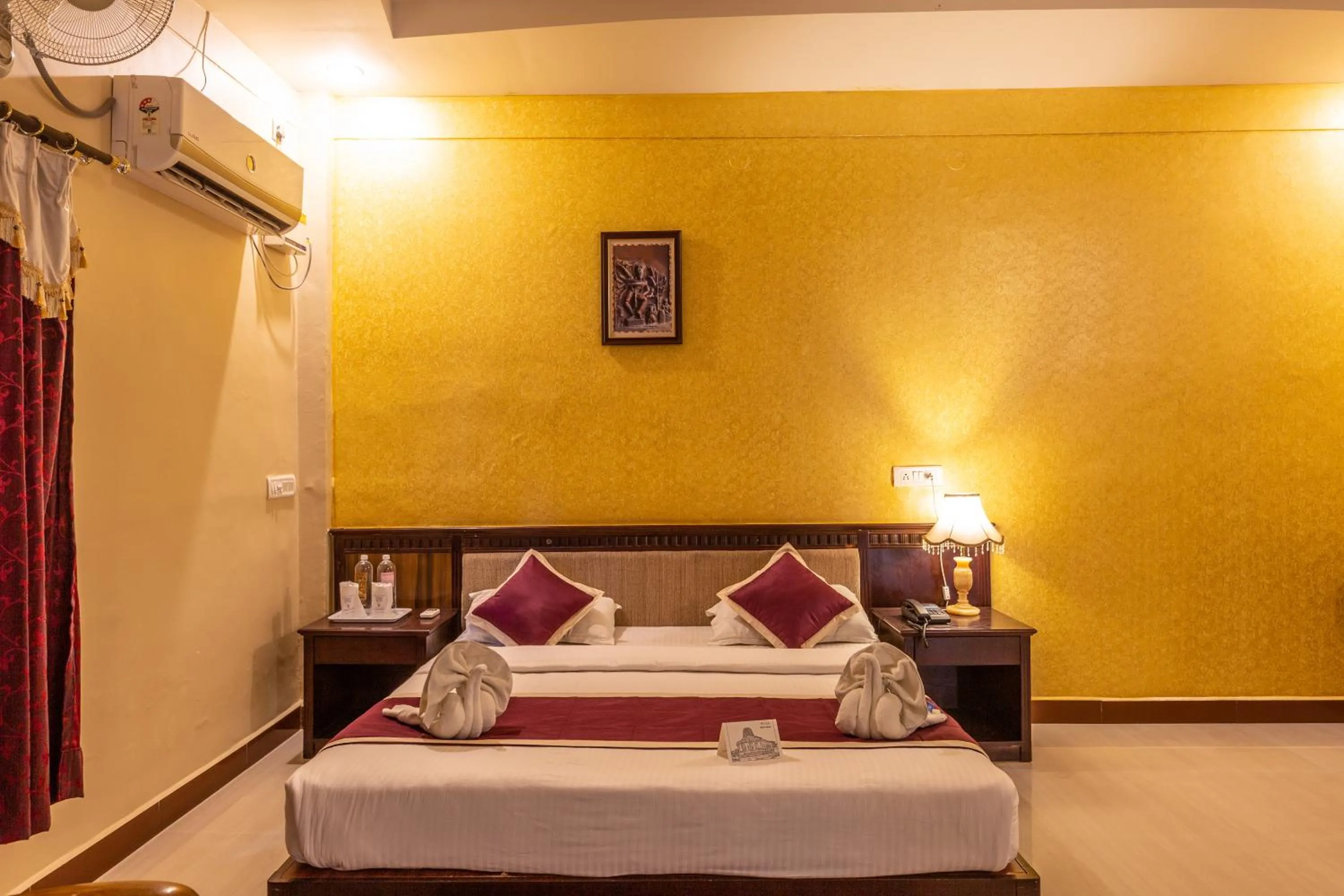 Bed in KSTDC Hotel Mayura Chalukya, Badami