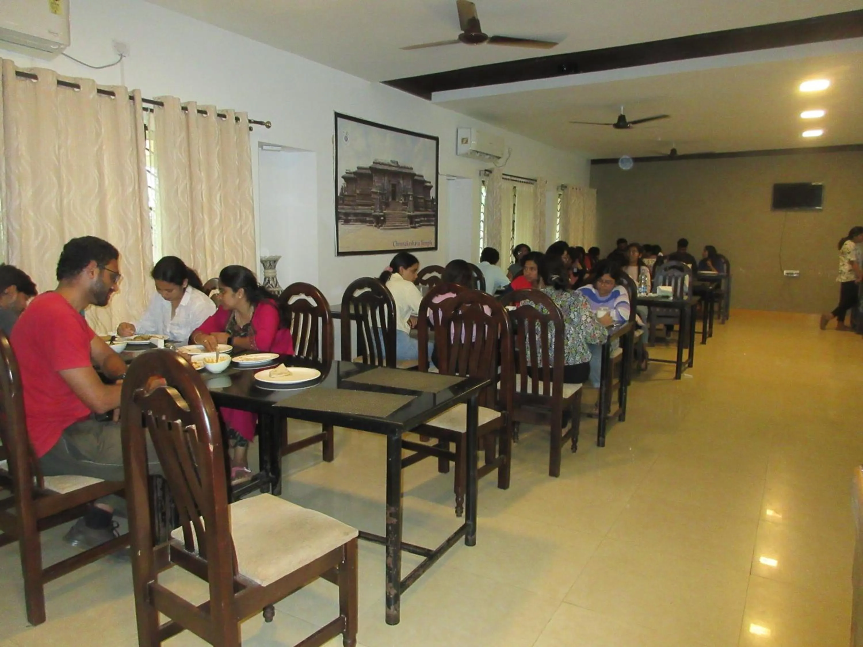 Restaurant/places to eat in KSTDC Hotel Mayura Velapuri Belur