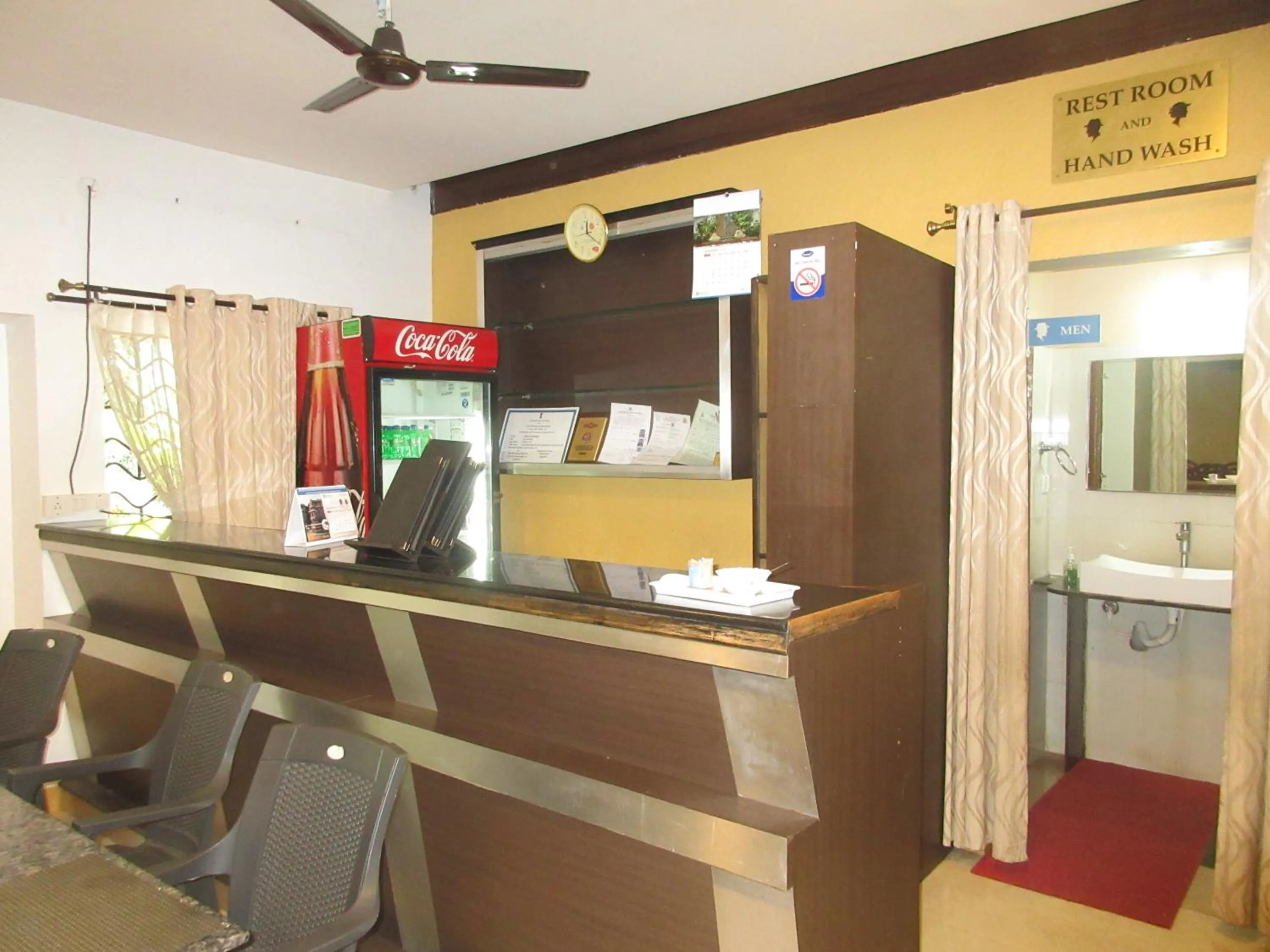 Restaurant/places to eat in KSTDC Hotel Mayura Velapuri Belur