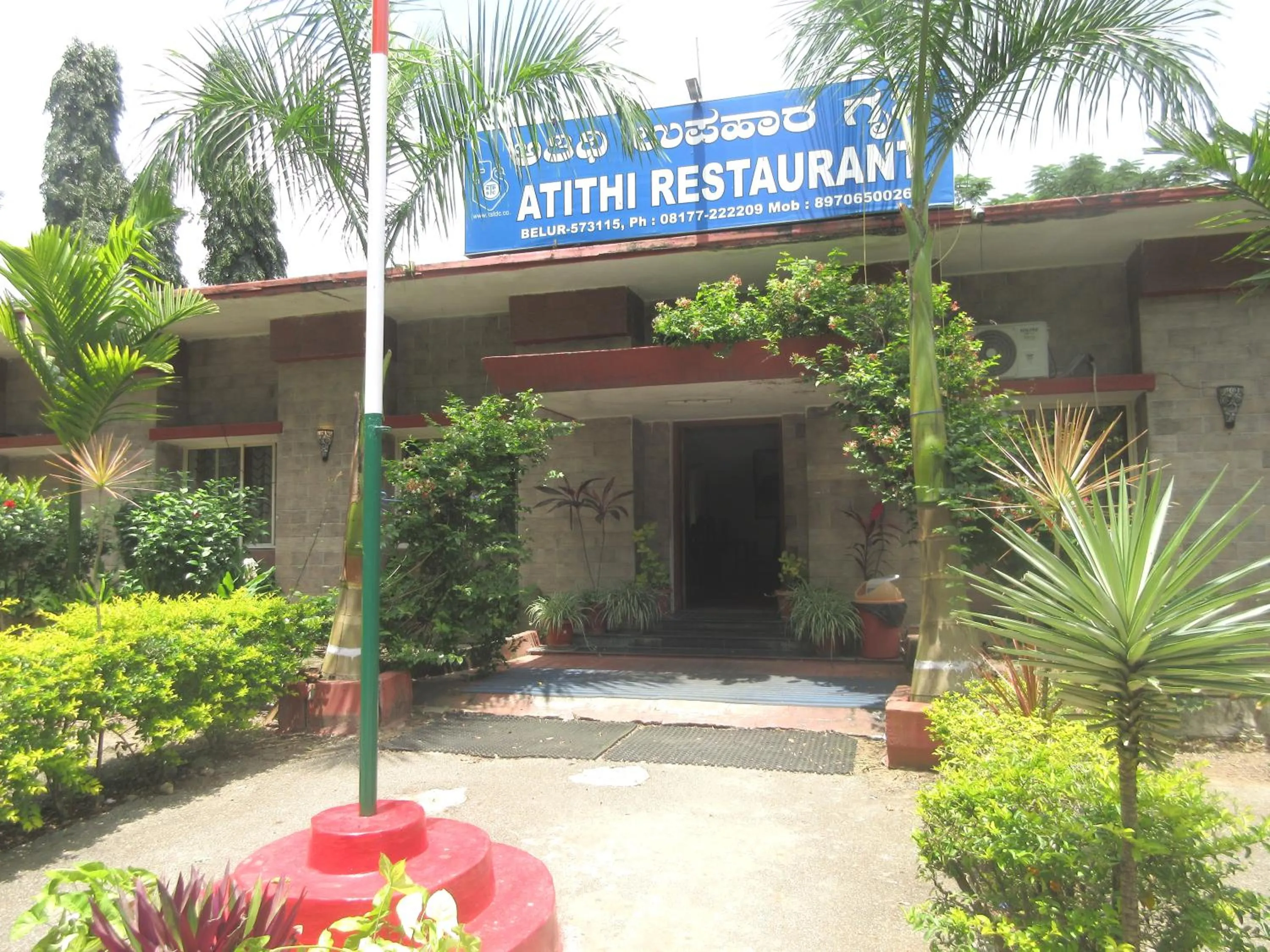 Restaurant/places to eat in KSTDC Hotel Mayura Velapuri Belur