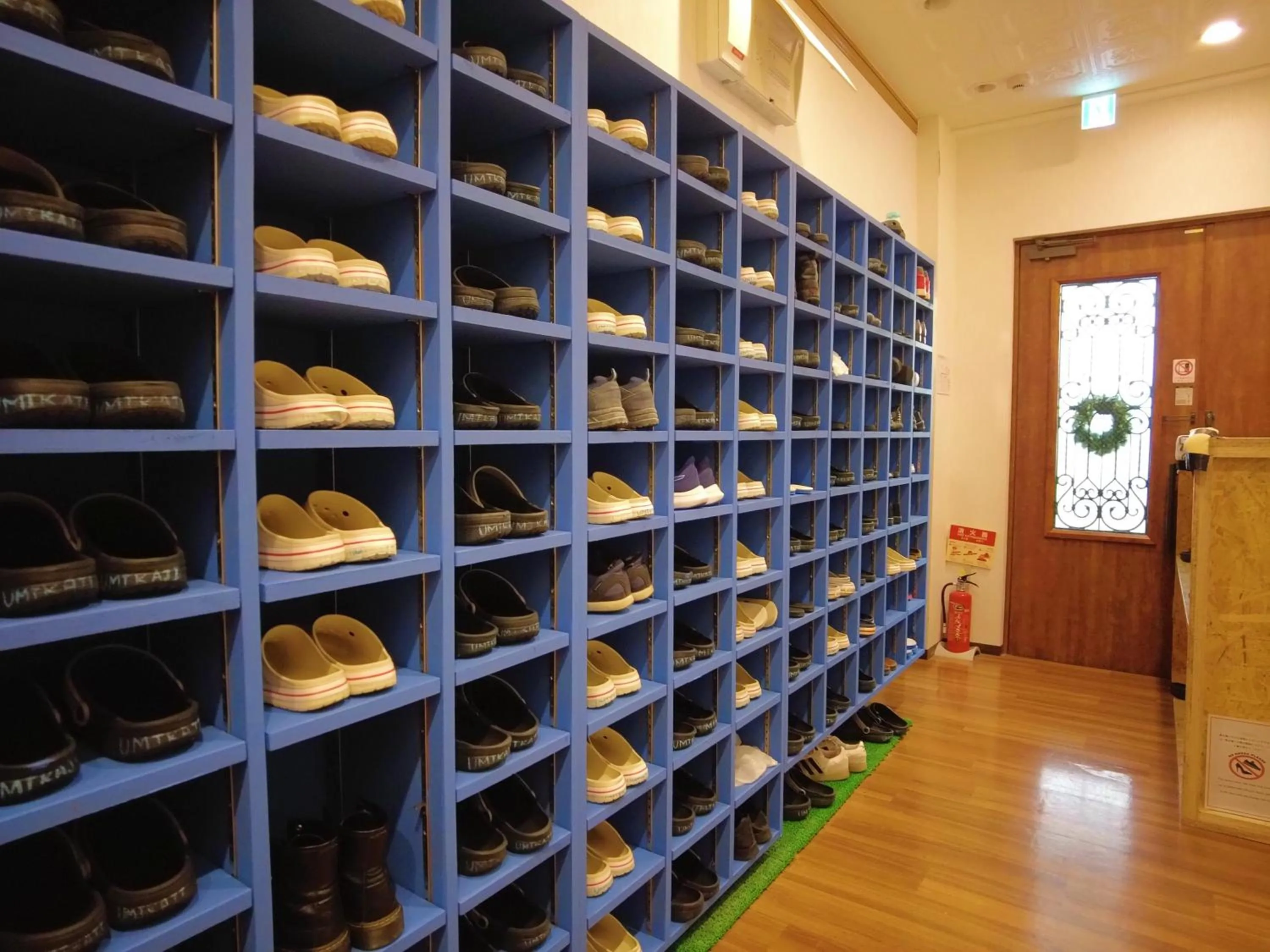 Communal lounge/ TV room in Guest House Umikaji