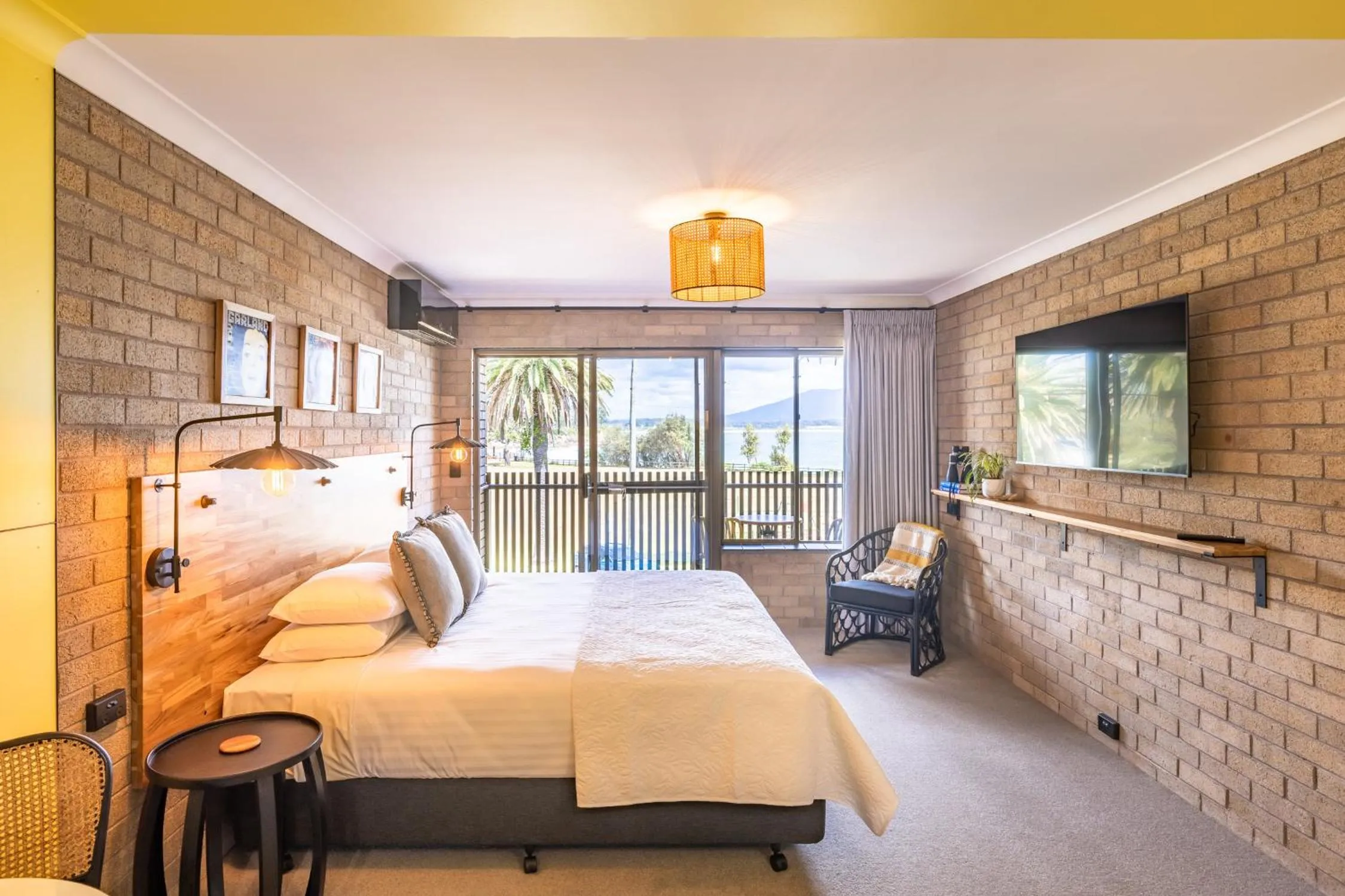 Bedroom, Bed in Bermagui Beach Hotel