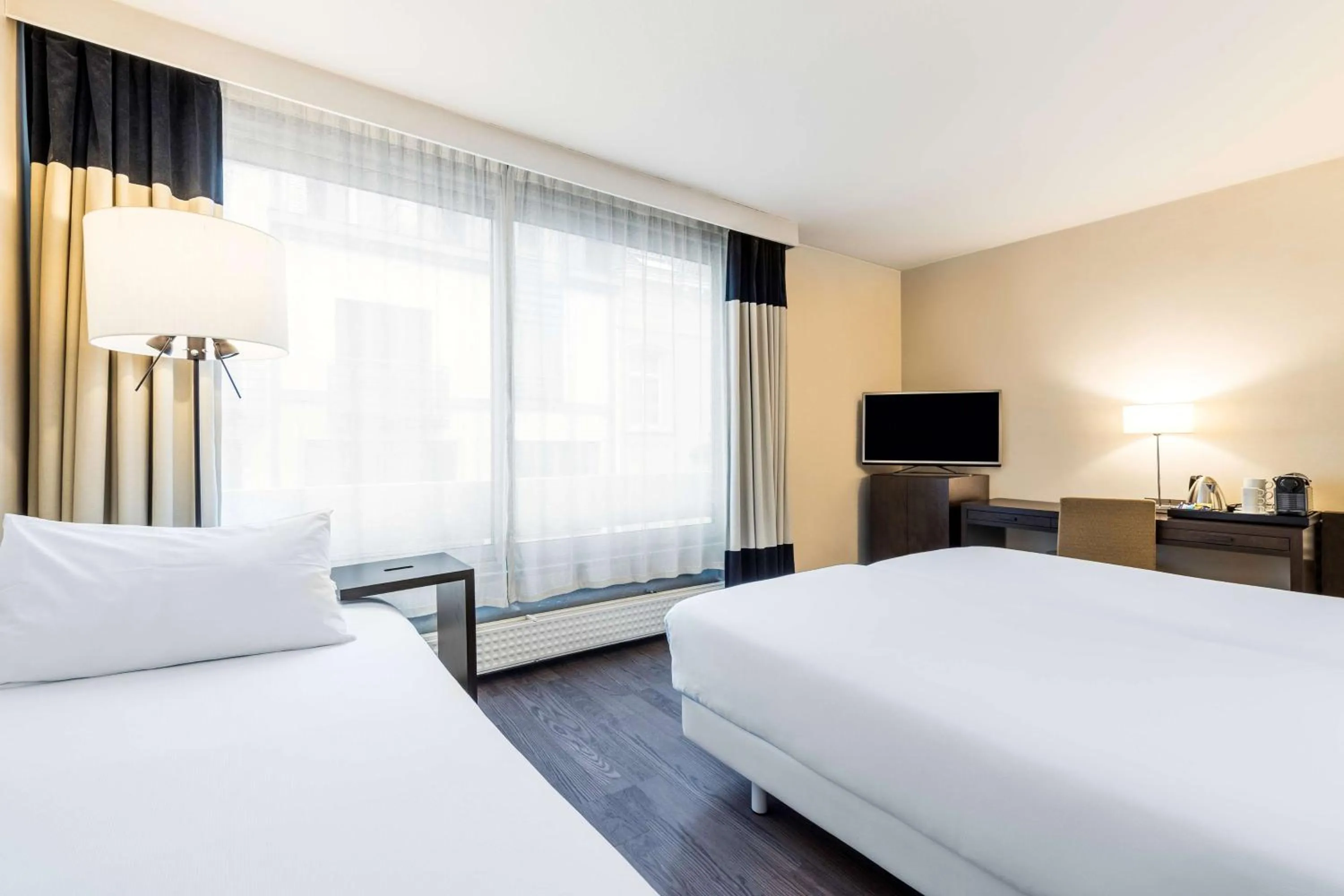 Photo of the whole room, Bed in NH Brussels Stéphanie