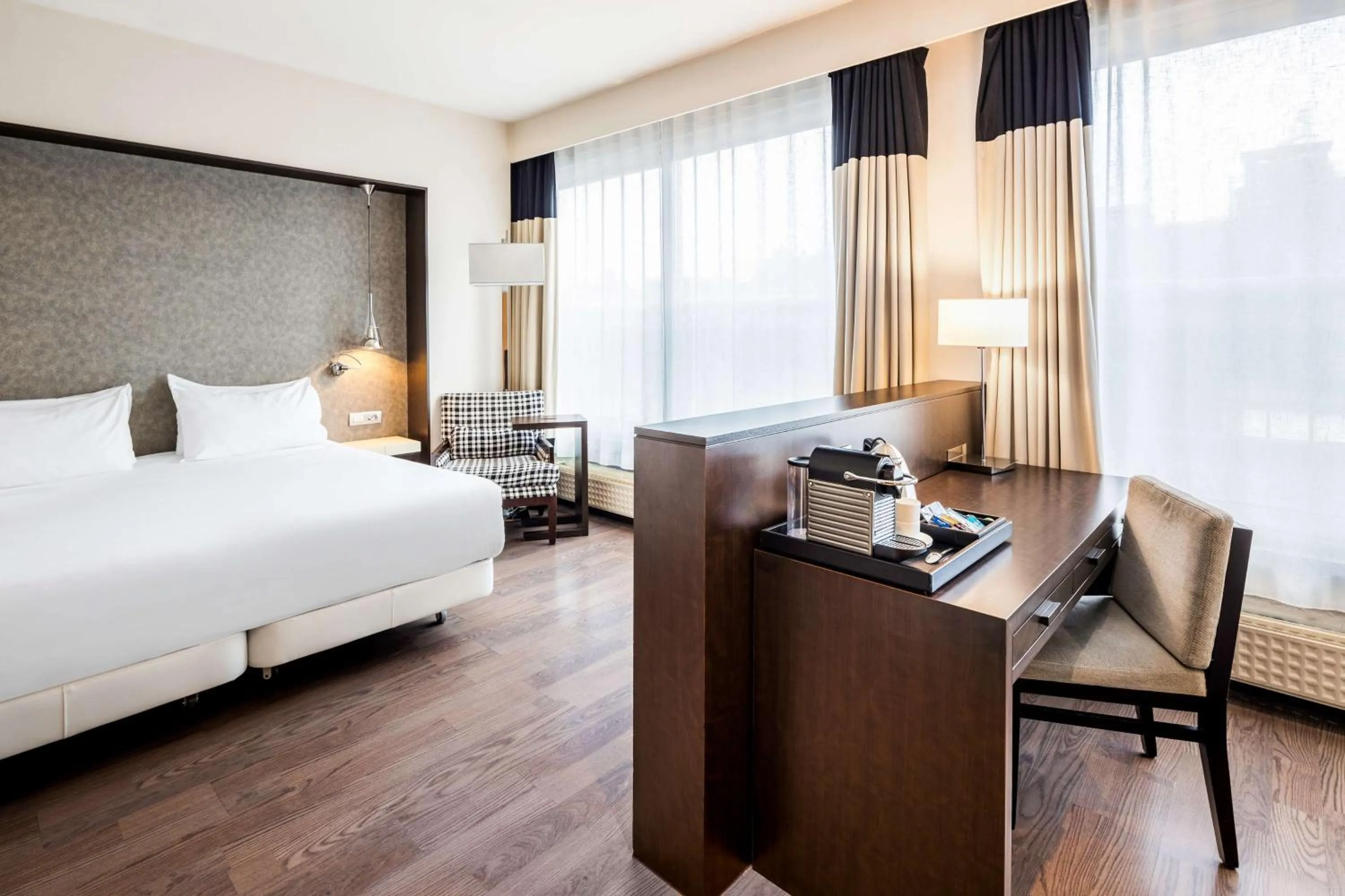 Photo of the whole room, Bed in NH Brussels Stéphanie