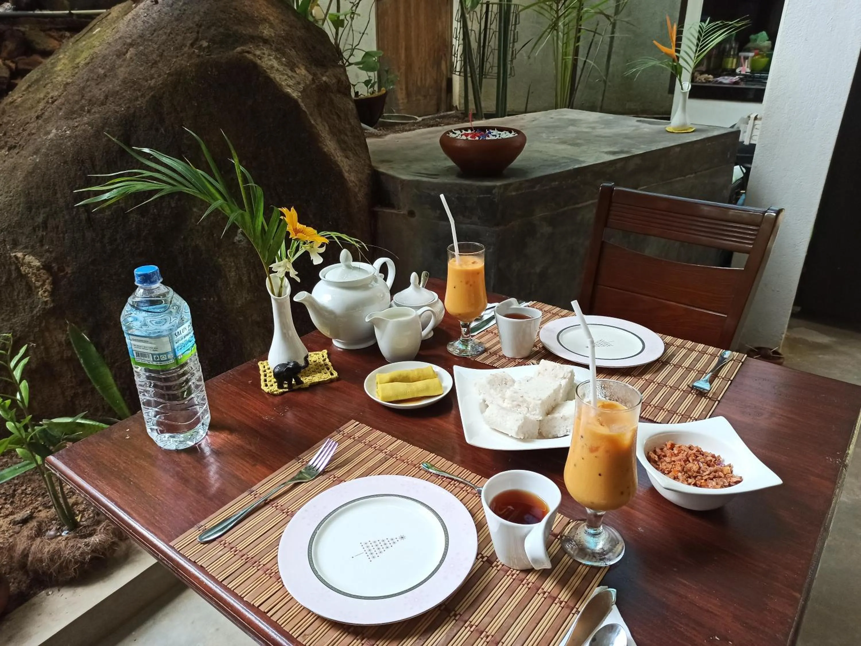 Food and drinks in Butterfly Jewel