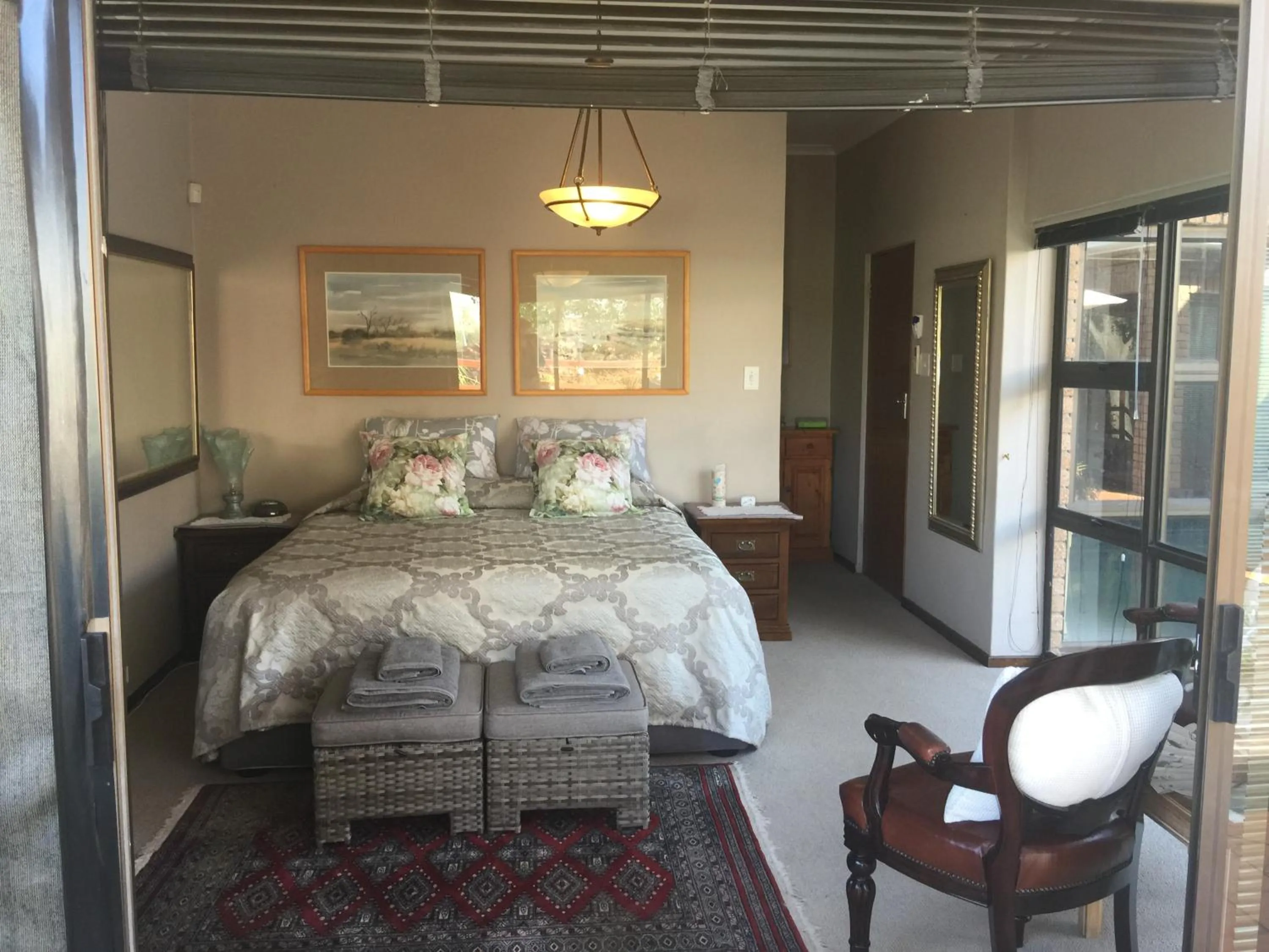 Photo of the whole room, Bed in Wellington Country House