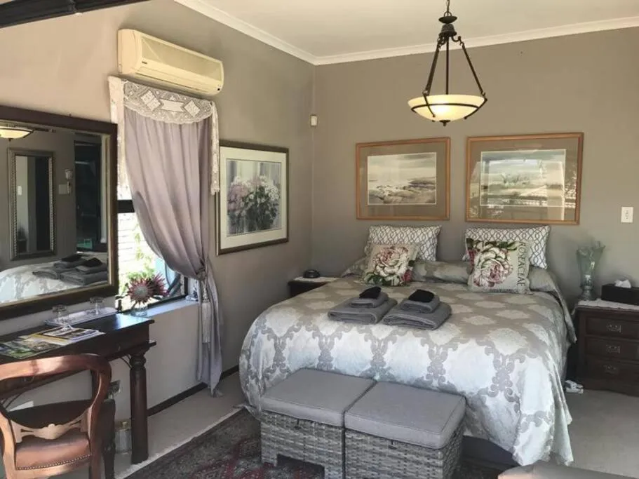 Photo of the whole room, Bed in Wellington Country House