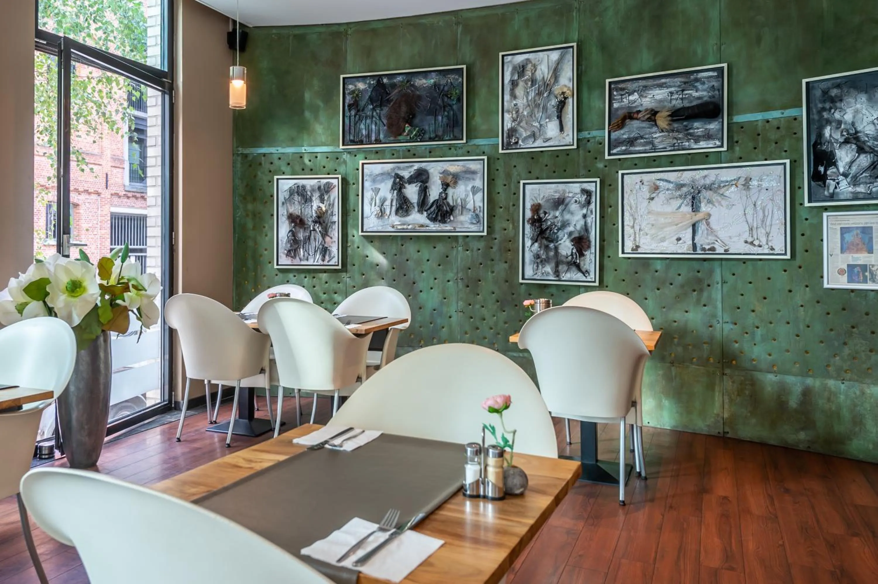 Restaurant/places to eat in Hotel Docklands Antwerpen