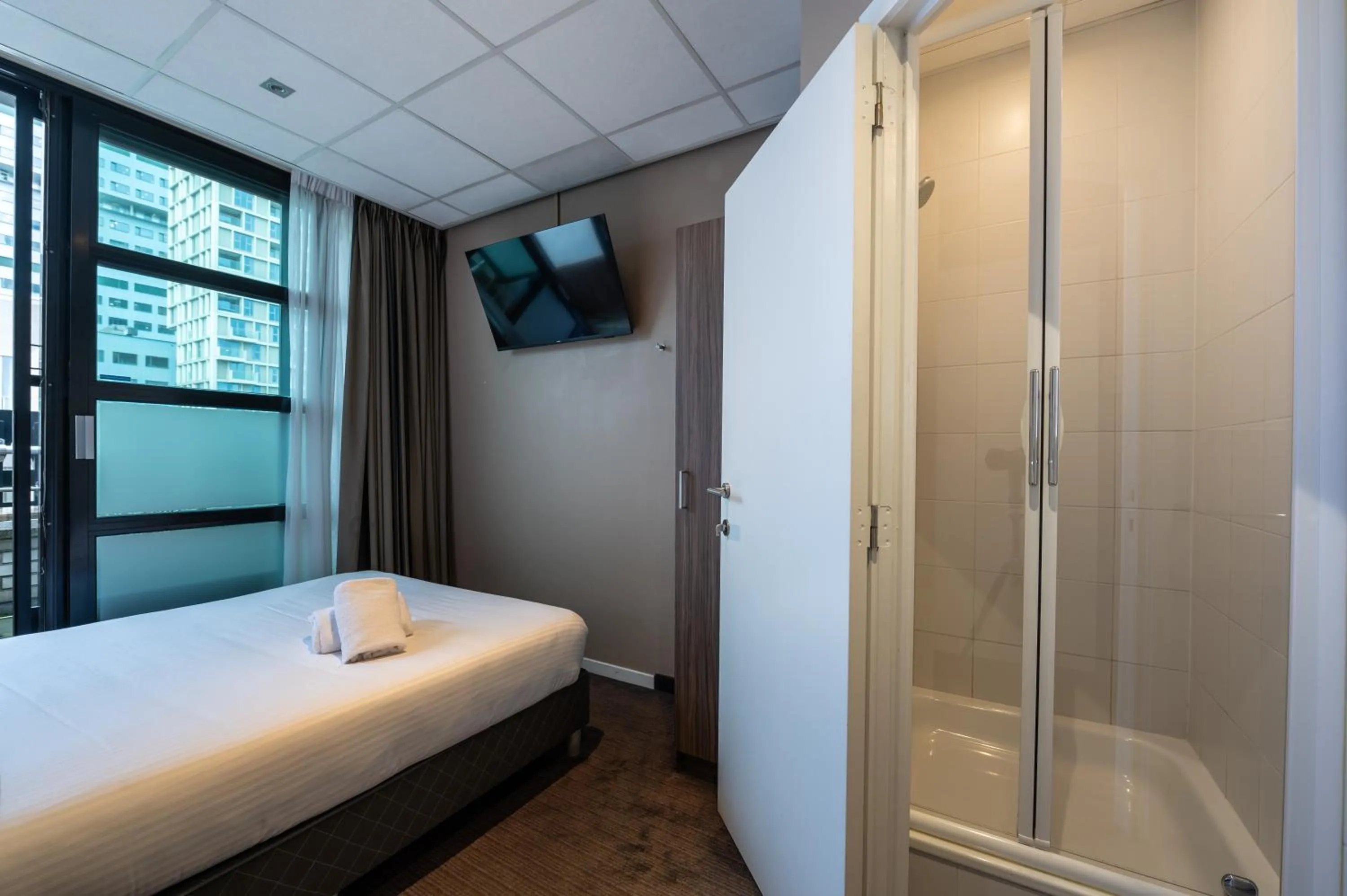 Shower, Bed in Hotel Docklands Antwerpen