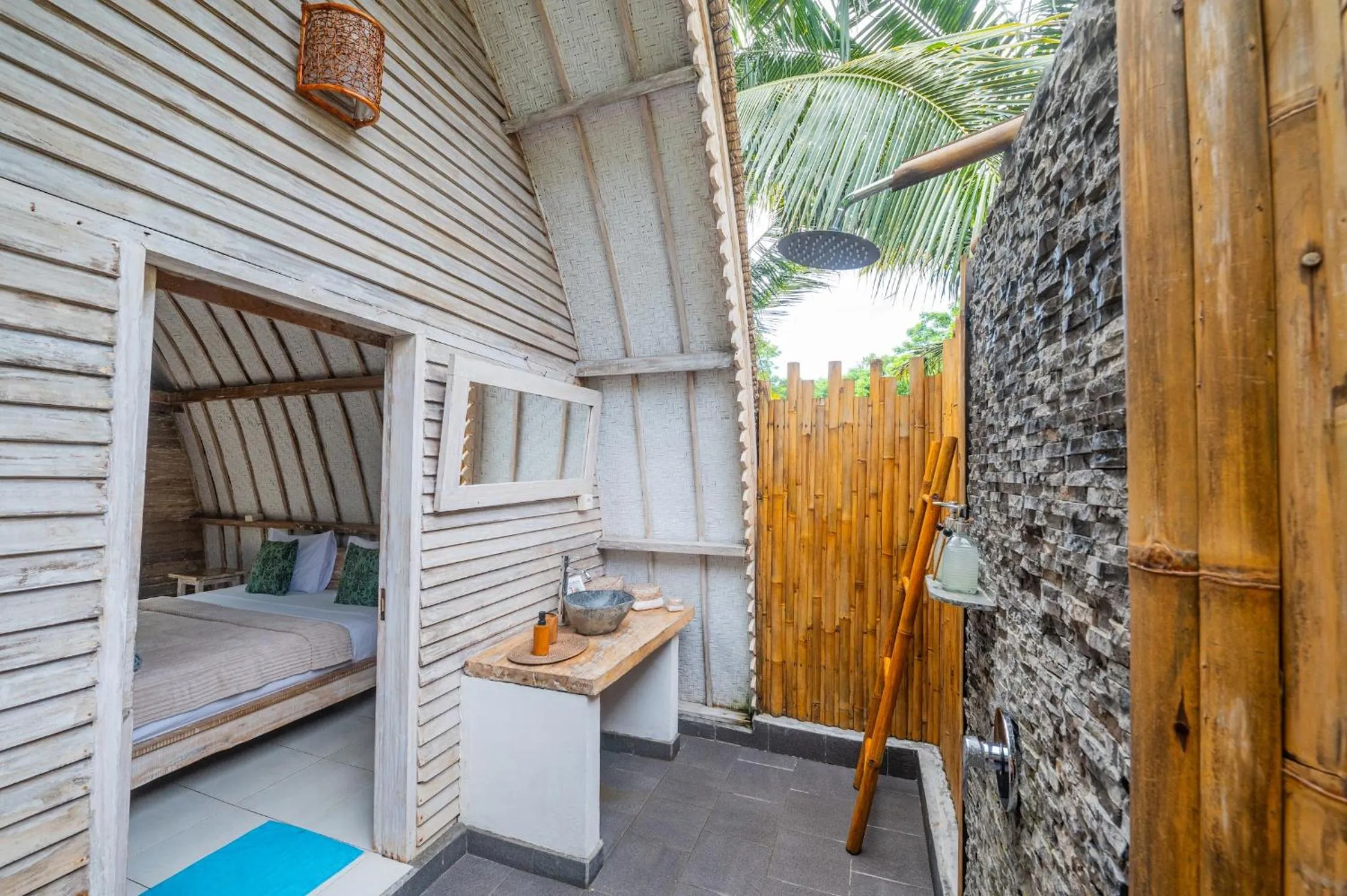 Shower in Gili Matiki