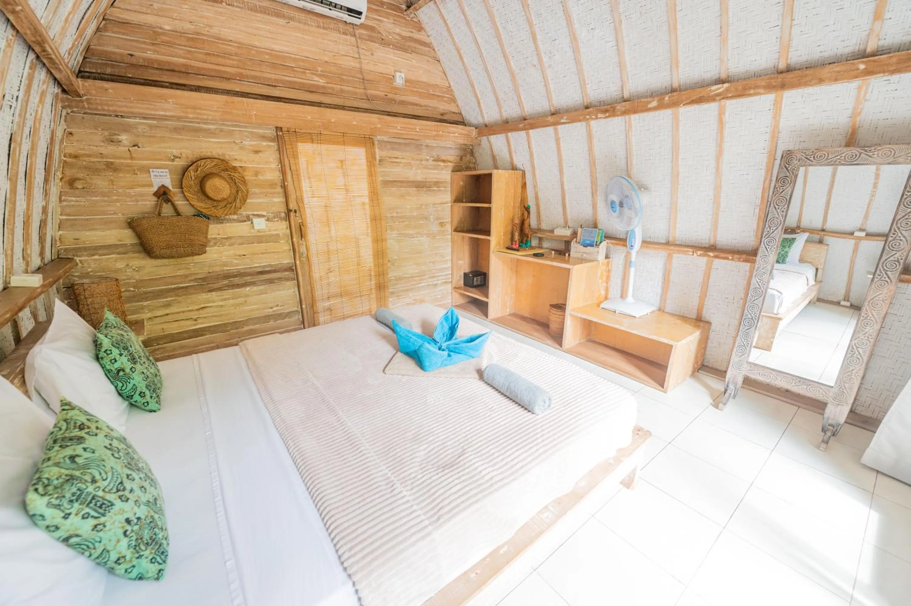 Photo of the whole room, Bed in Gili Matiki