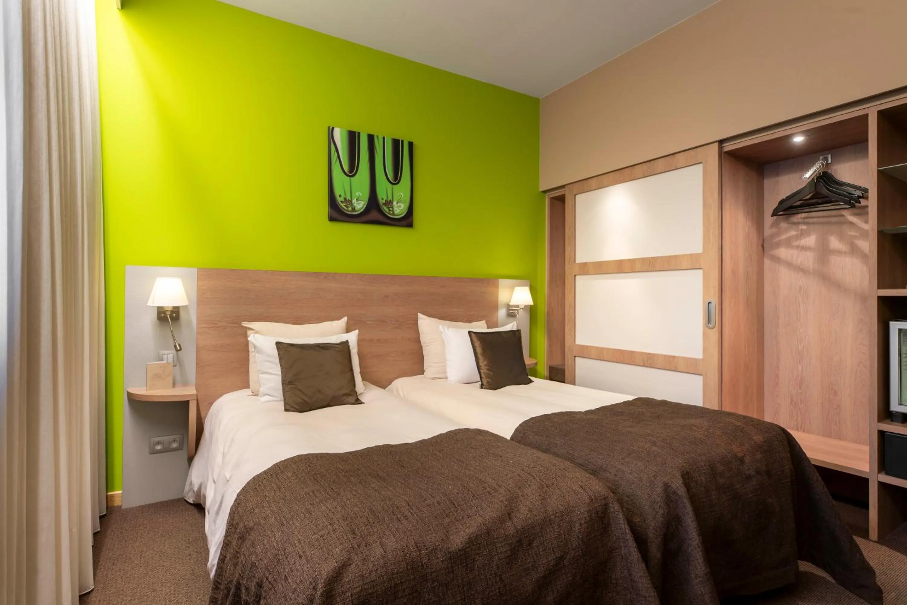 Bedroom, Bed in Van der Valk Waterloo