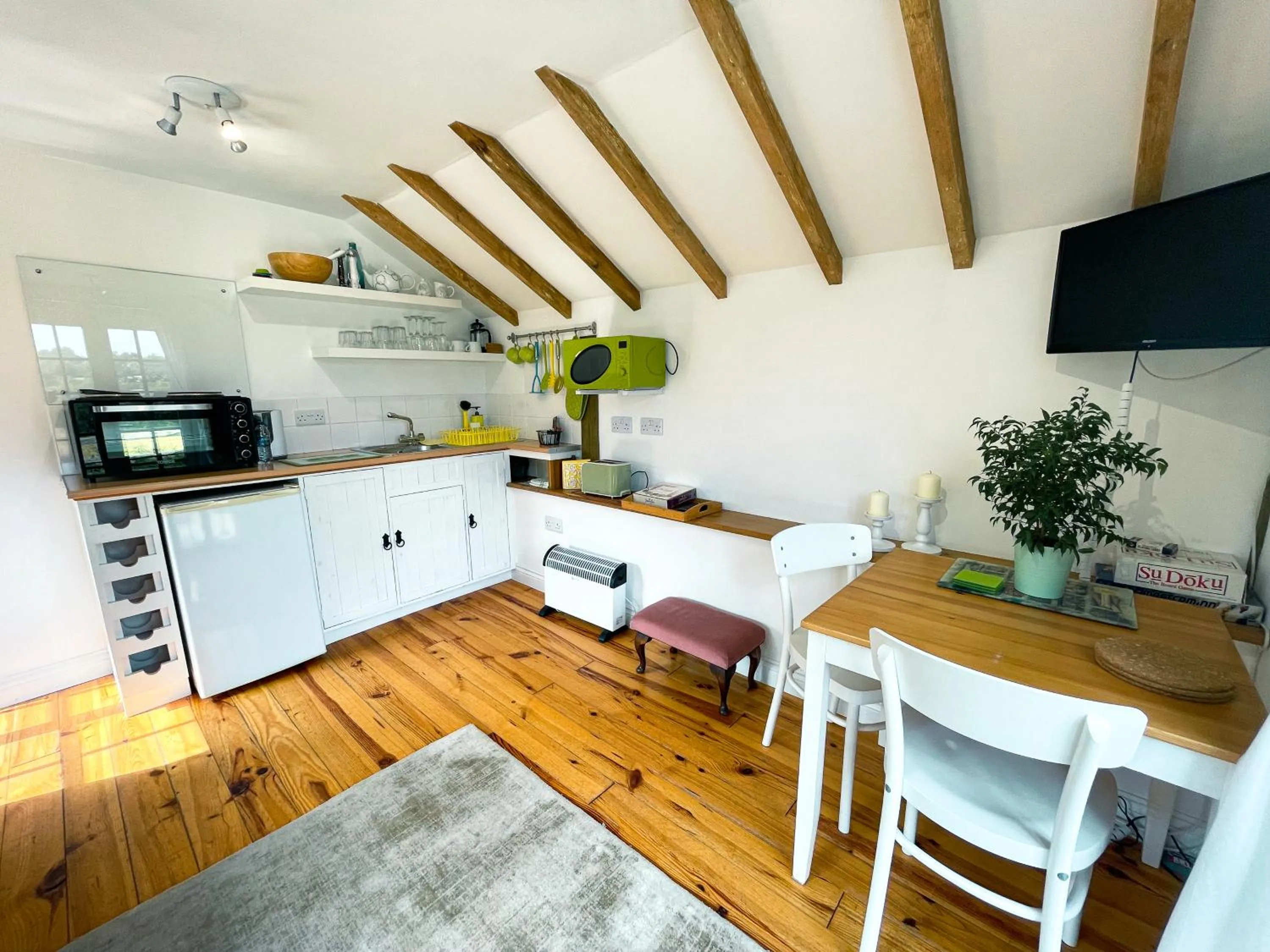 Kitchen or kitchenette in Holmdale Holiday Cottages