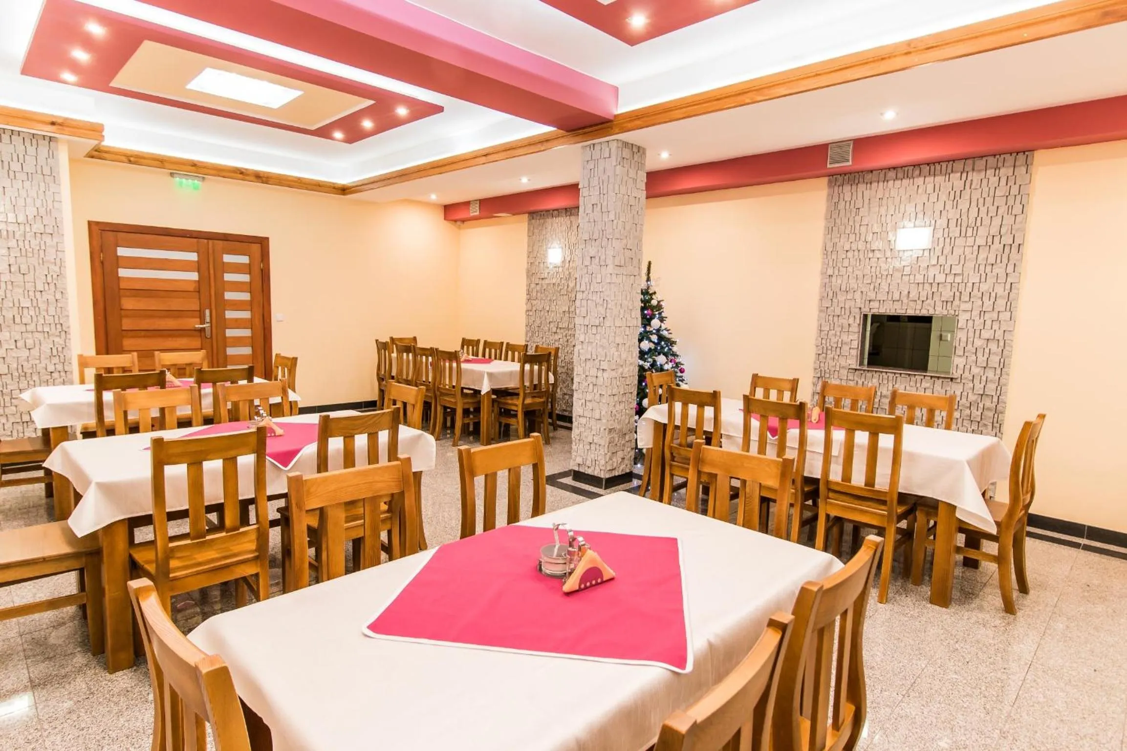 Restaurant/places to eat in Dom Wczasowy Na Szczycie