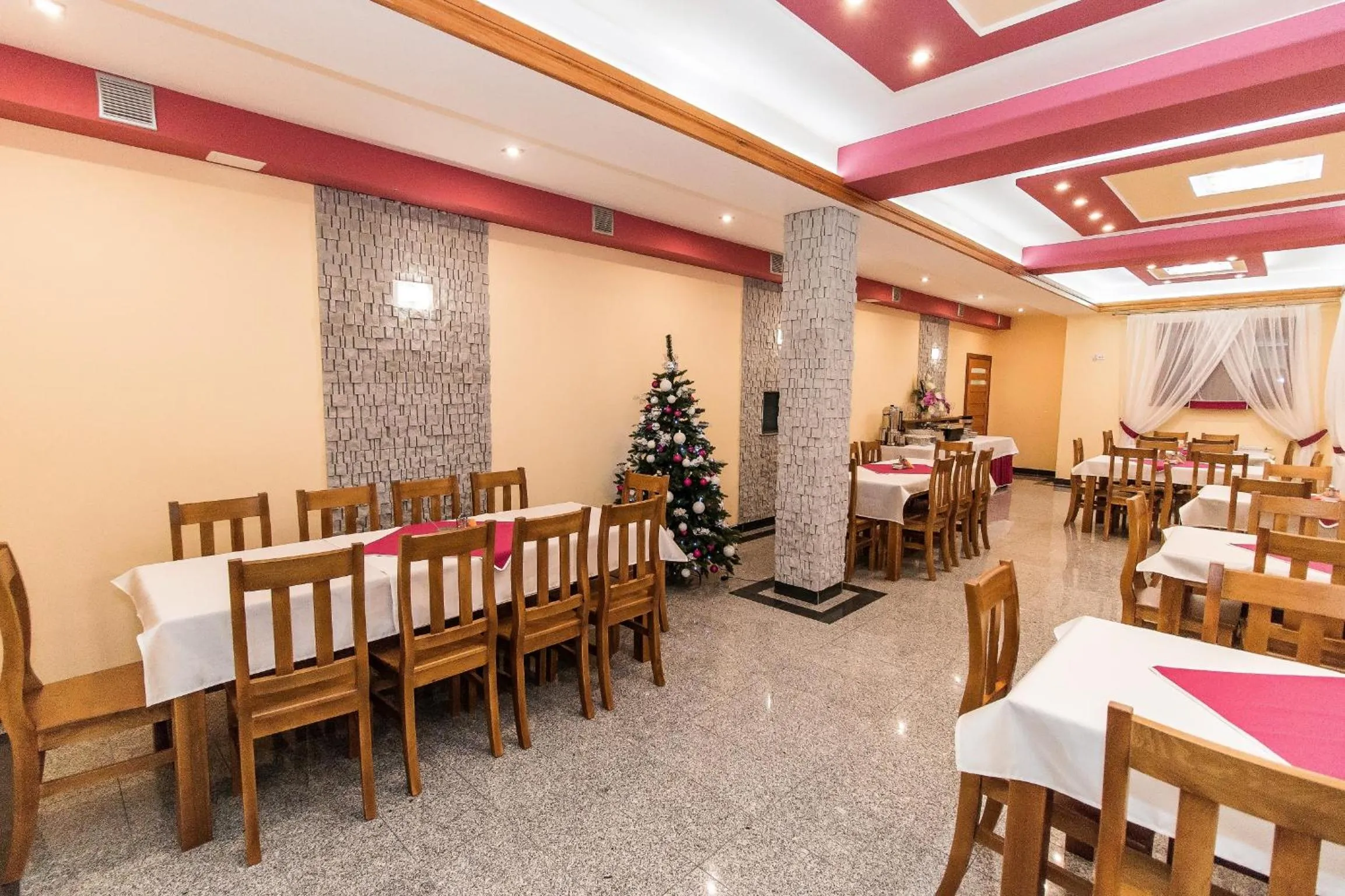 Restaurant/places to eat in Dom Wczasowy Na Szczycie