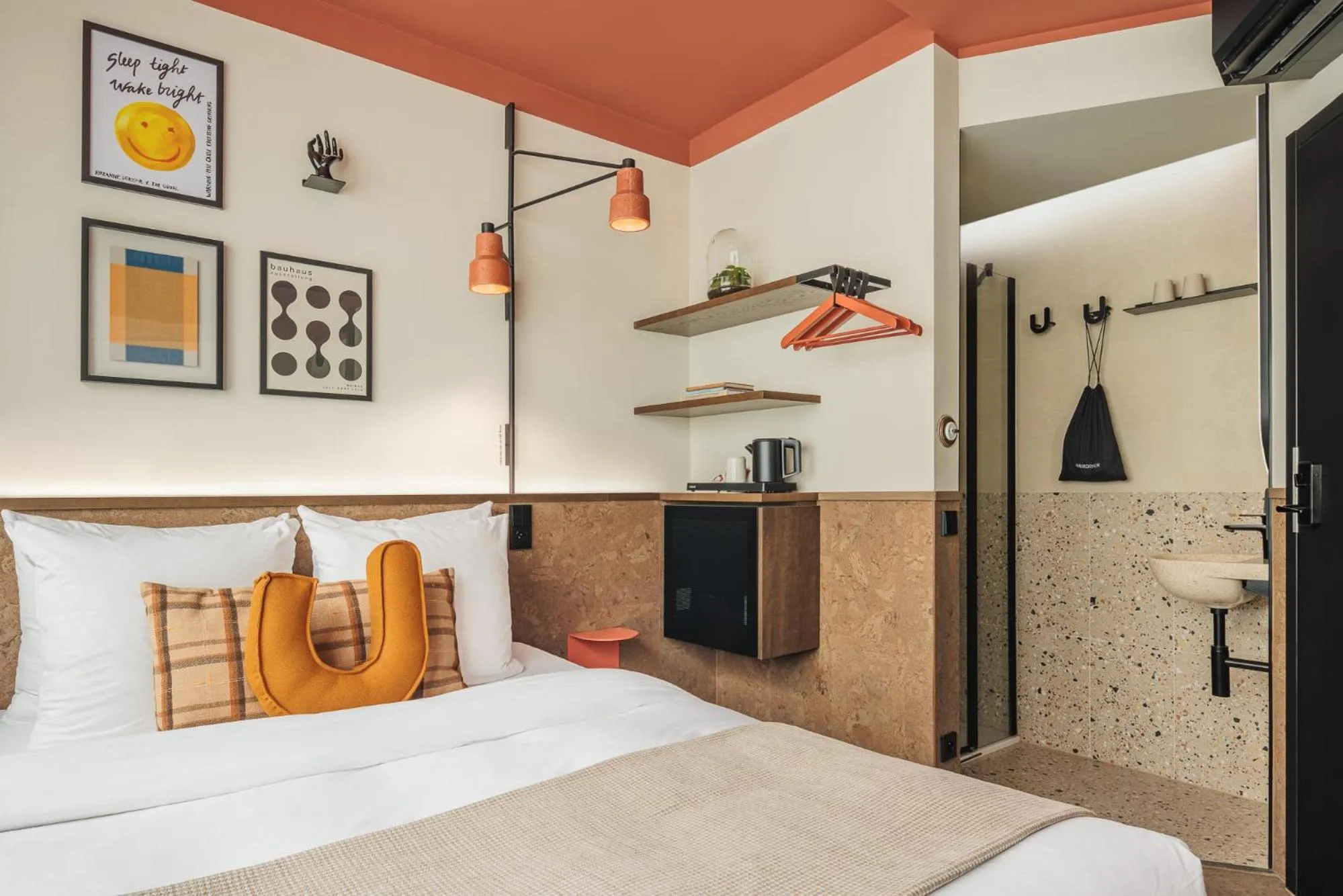 Shower, Bed in The Usual Brussels