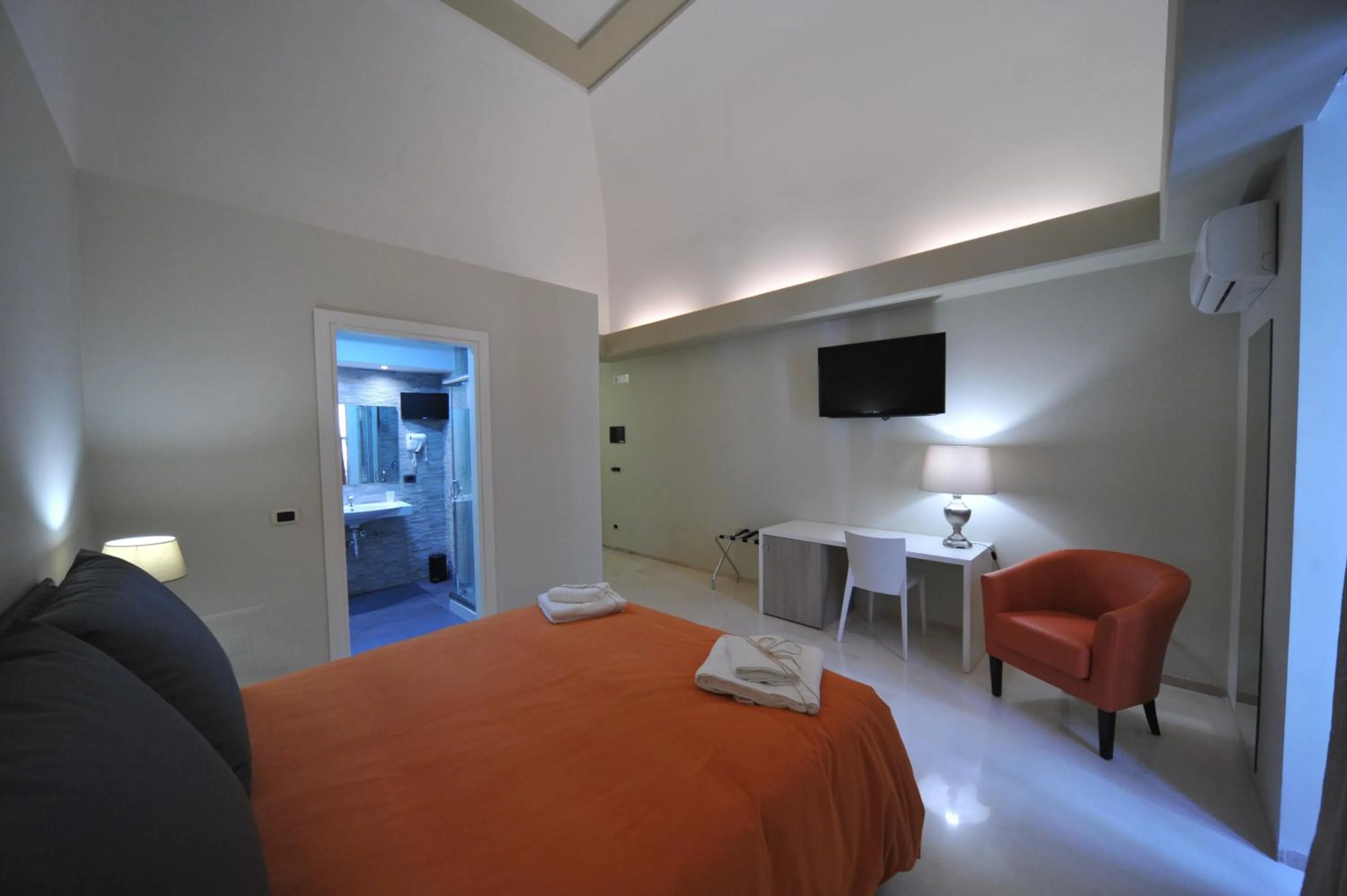Photo of the whole room, Bed in Gatto Bianco House