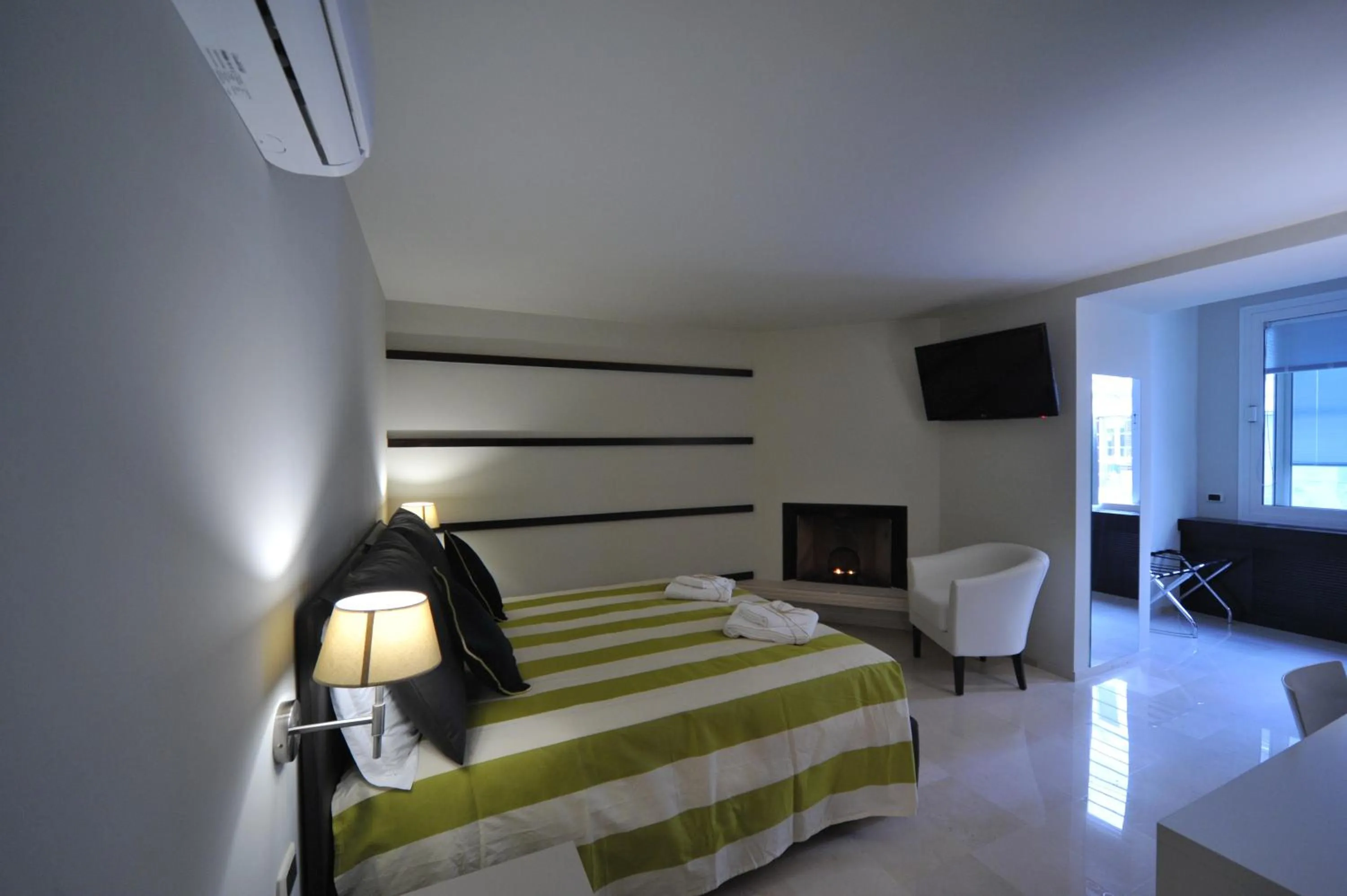 Photo of the whole room, Bed in Gatto Bianco House