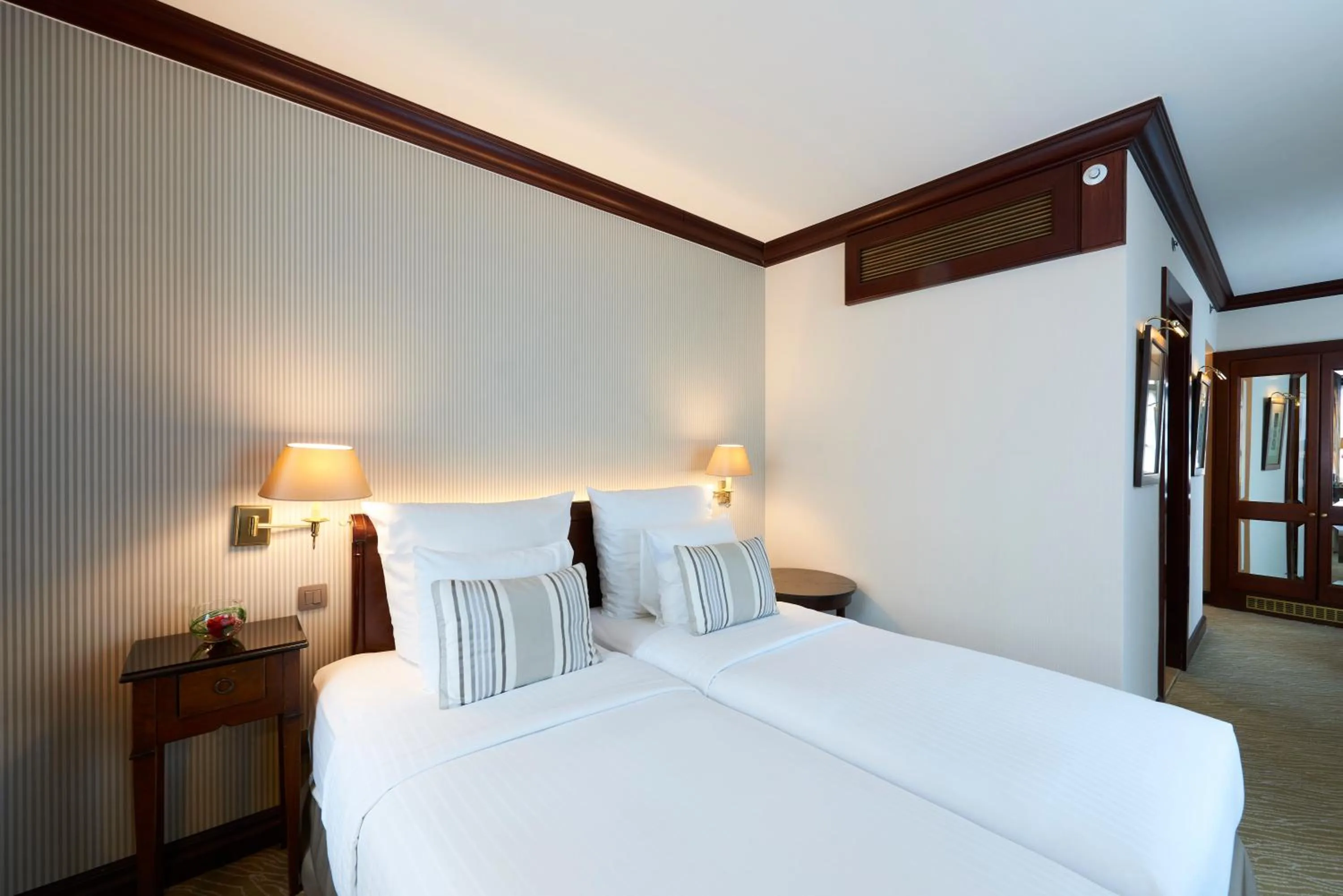 Bedroom, Bed in Warwick Grand-Place Brussels