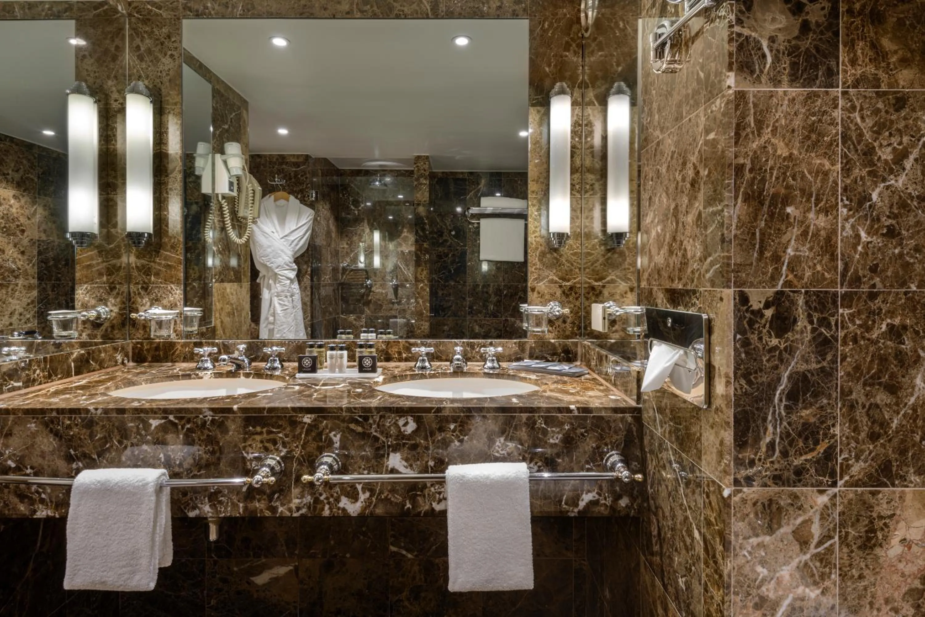 Bathroom in Warwick Grand-Place Brussels