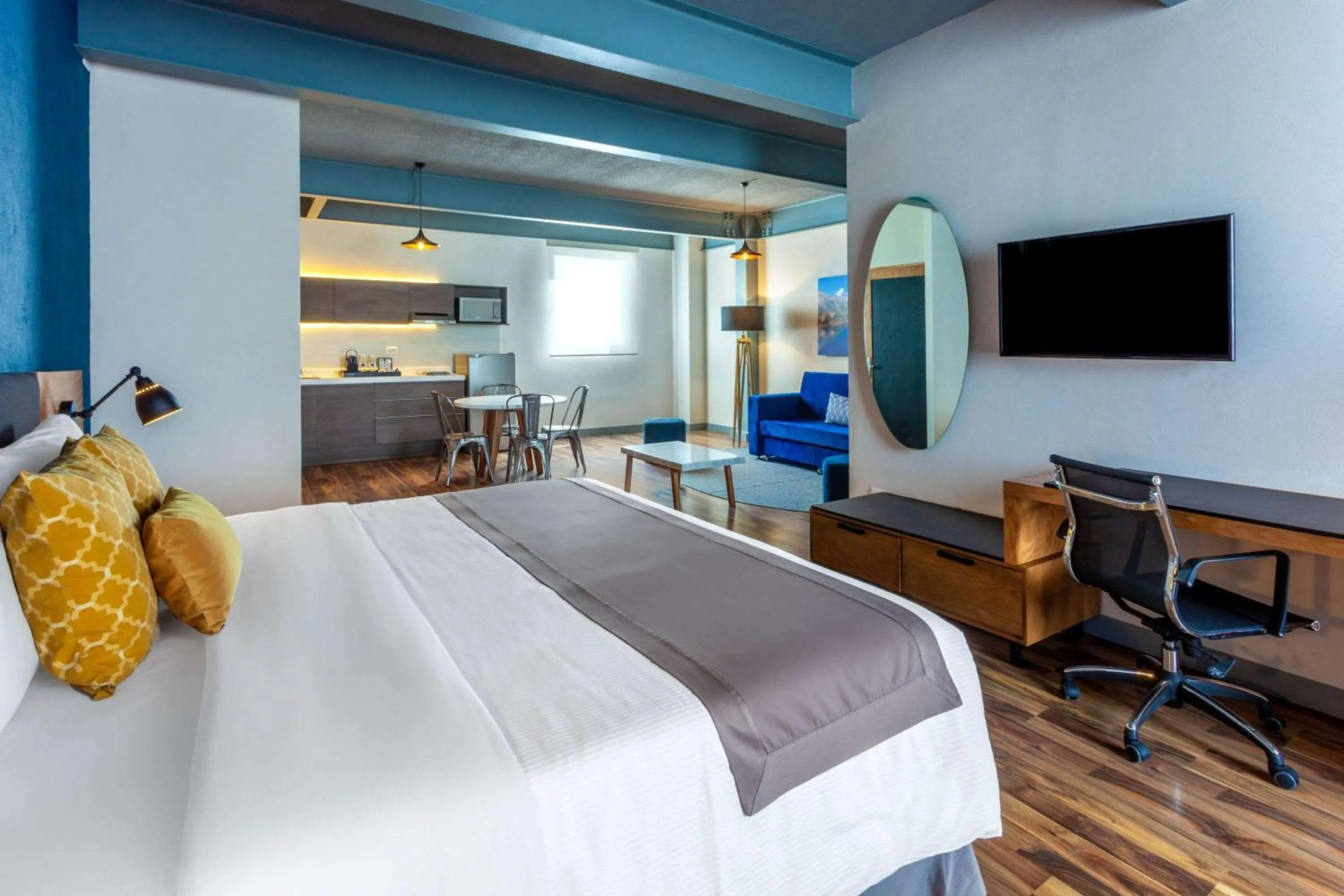 Photo of the whole room, Bed in TRYP by Wyndham San Luis Potosi Hotel & Suites