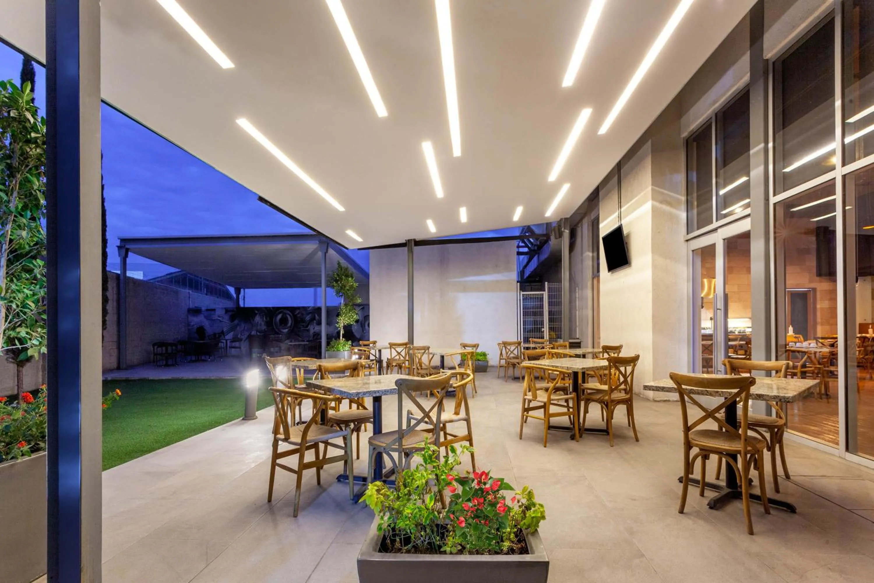 Patio in TRYP by Wyndham San Luis Potosi Hotel & Suites