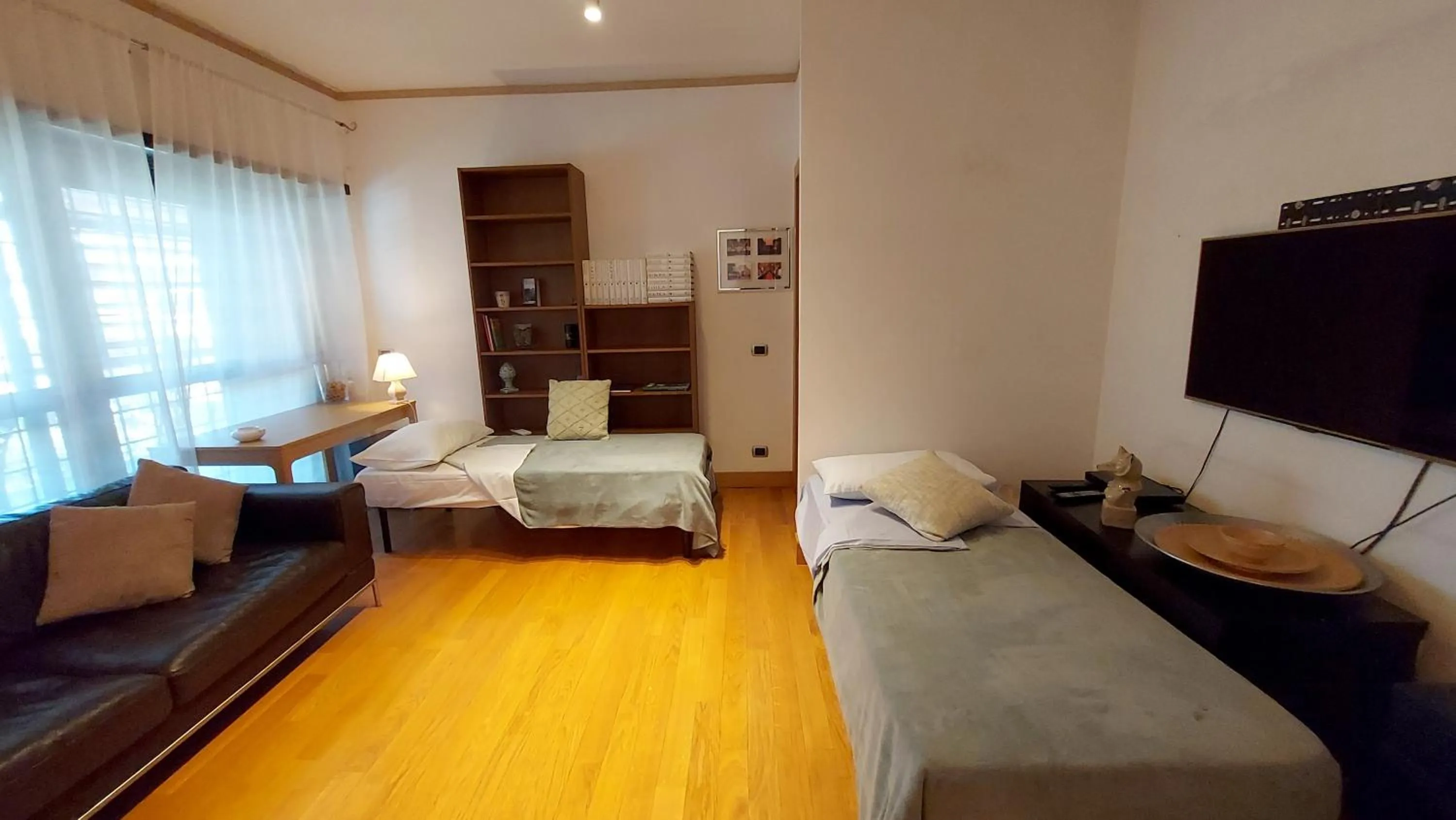 Communal lounge/ TV room, Bed in Home Sorbara "Luxury Home"