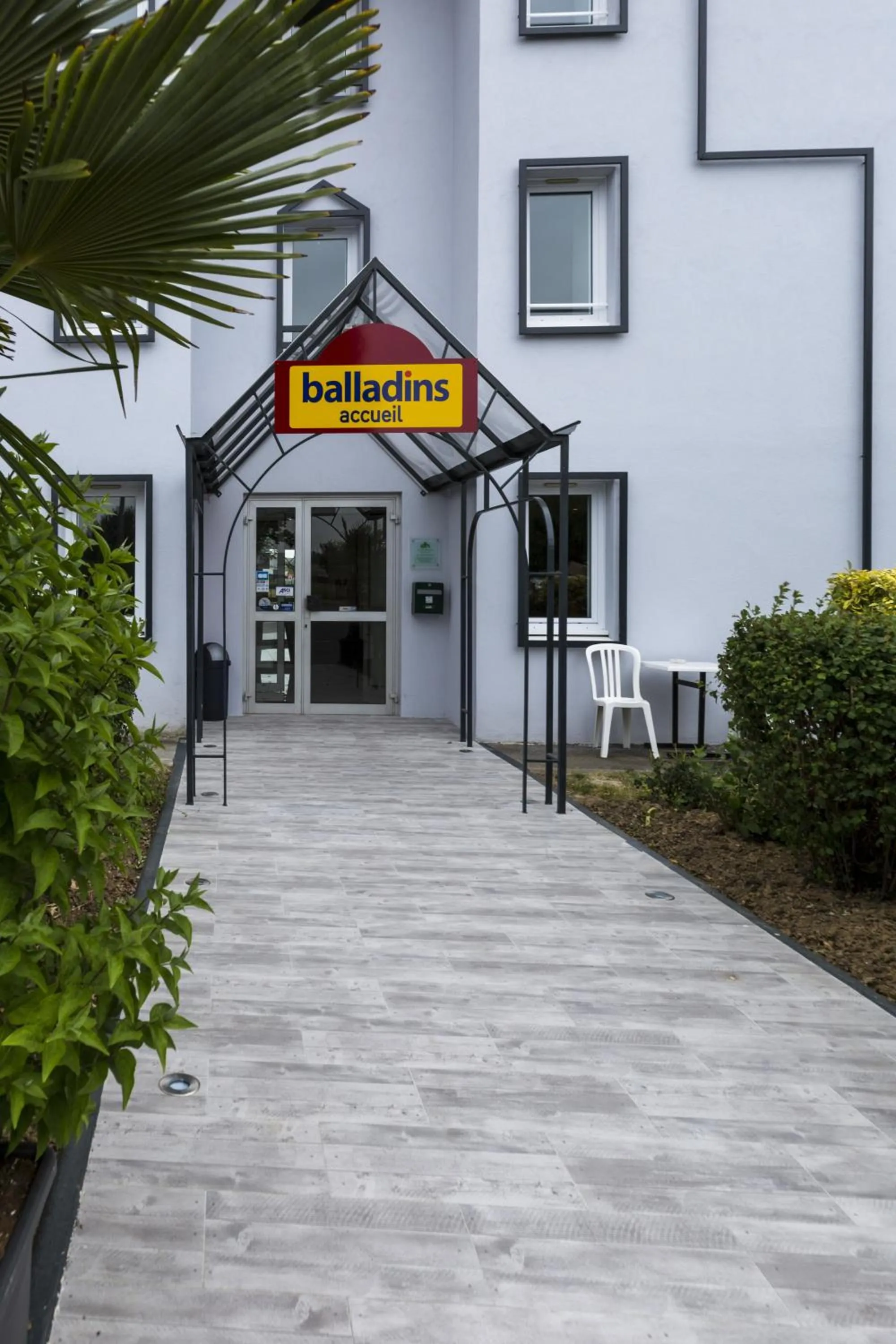 Facade/entrance in initial by balladins Saint-Quentin / Gauchy