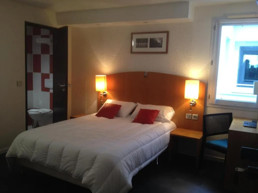 Bedroom, Bed in initial by balladins Saint-Quentin / Gauchy