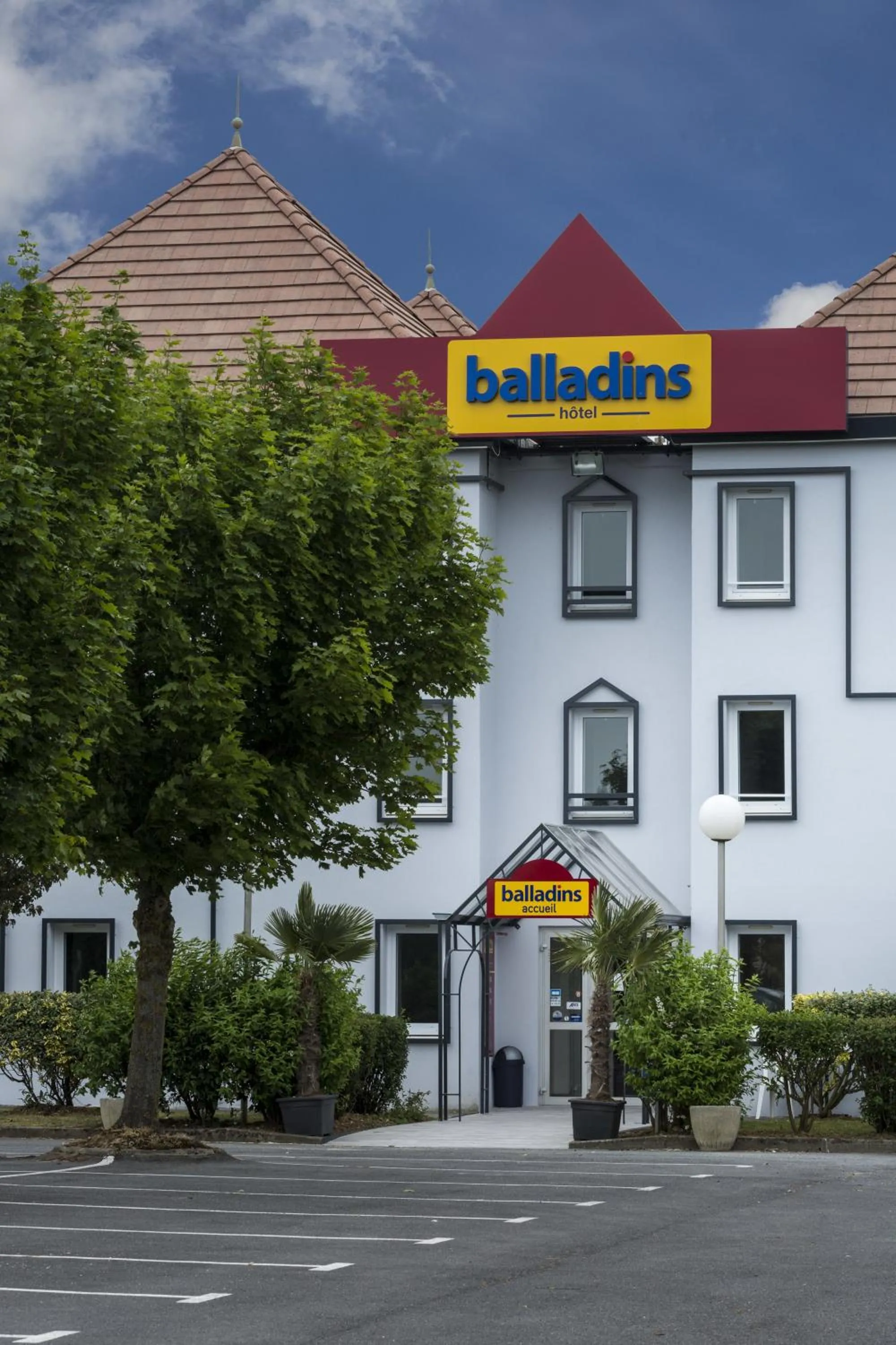 Property building in initial by balladins Saint-Quentin / Gauchy